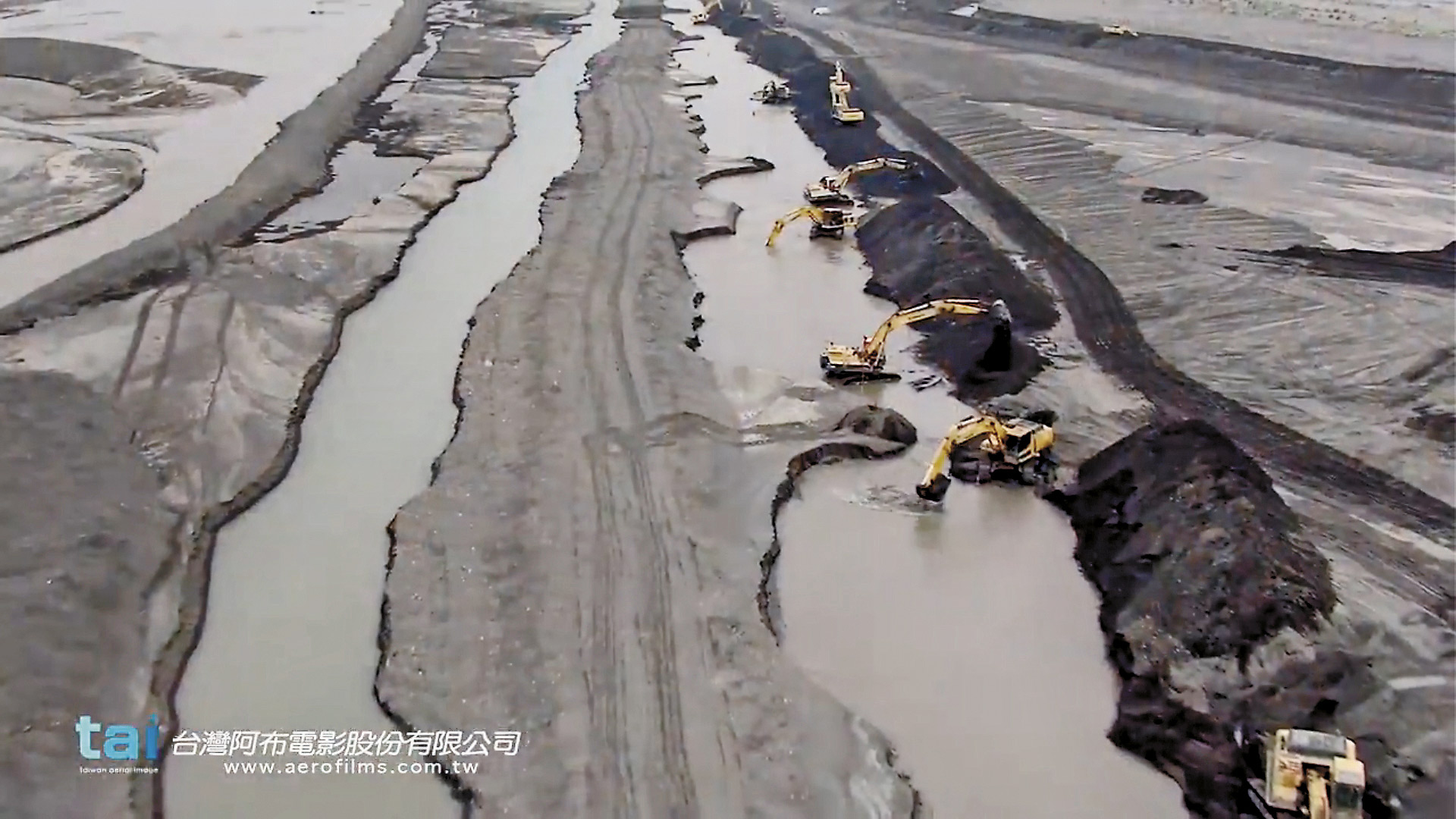 《看見台灣》拍到大批挖土機在河川開挖砂石，衝擊環境生態。（翻攝《看見台灣》）