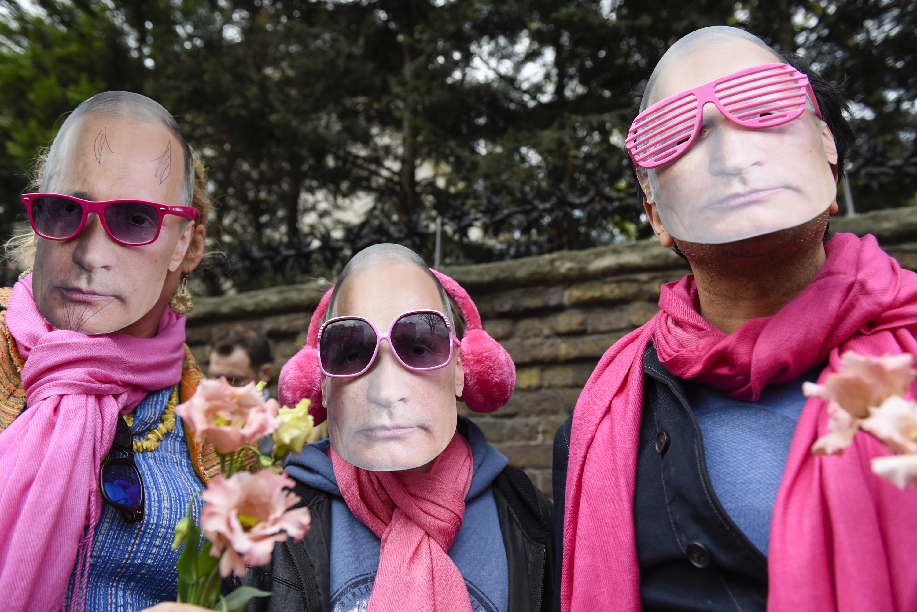 2017年4月12日，英國倫敦民眾聚集在俄羅斯駐英國大使館前，頭戴普丁面具抗議車臣反同性戀禁令。（東方IC）