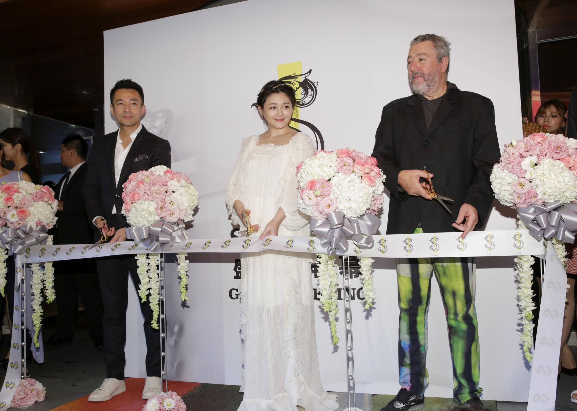 為慶祝飯店開幕，名設計師Philippe Starck（右）特來台站台。