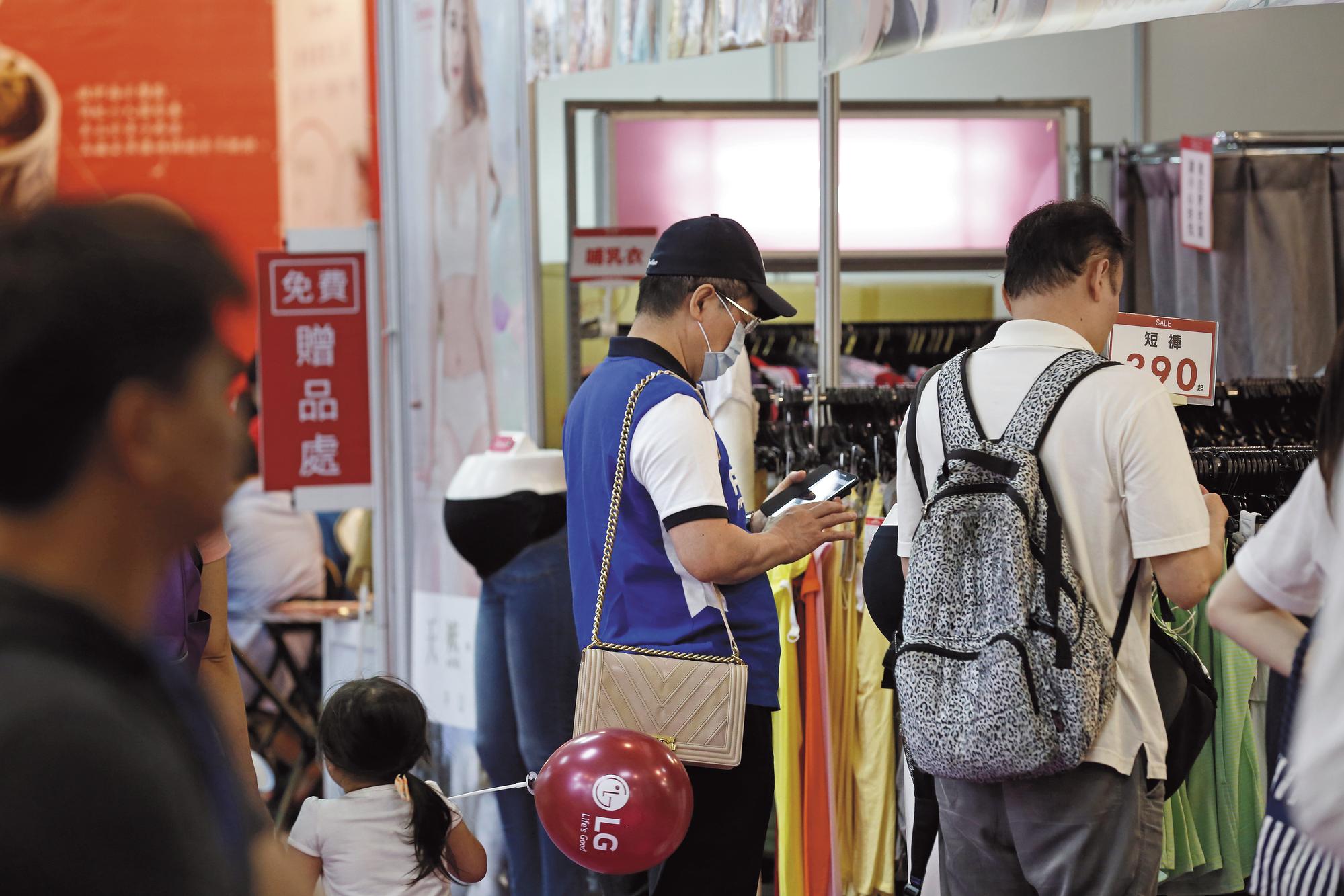 蔡在被晾在一旁等老婆買東西時,不忘上臉書回應自己痛罵學運領袖林飛帆的貼文。