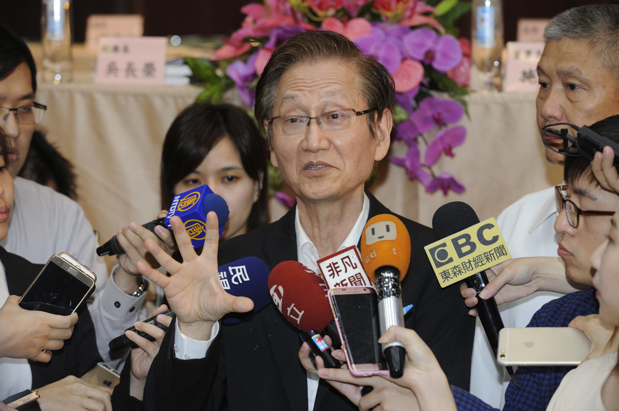 華碩董事長施崇棠（圖中）曾在日前的股東會表示公司公司營運遇上逆流，正在啟動組織變革。