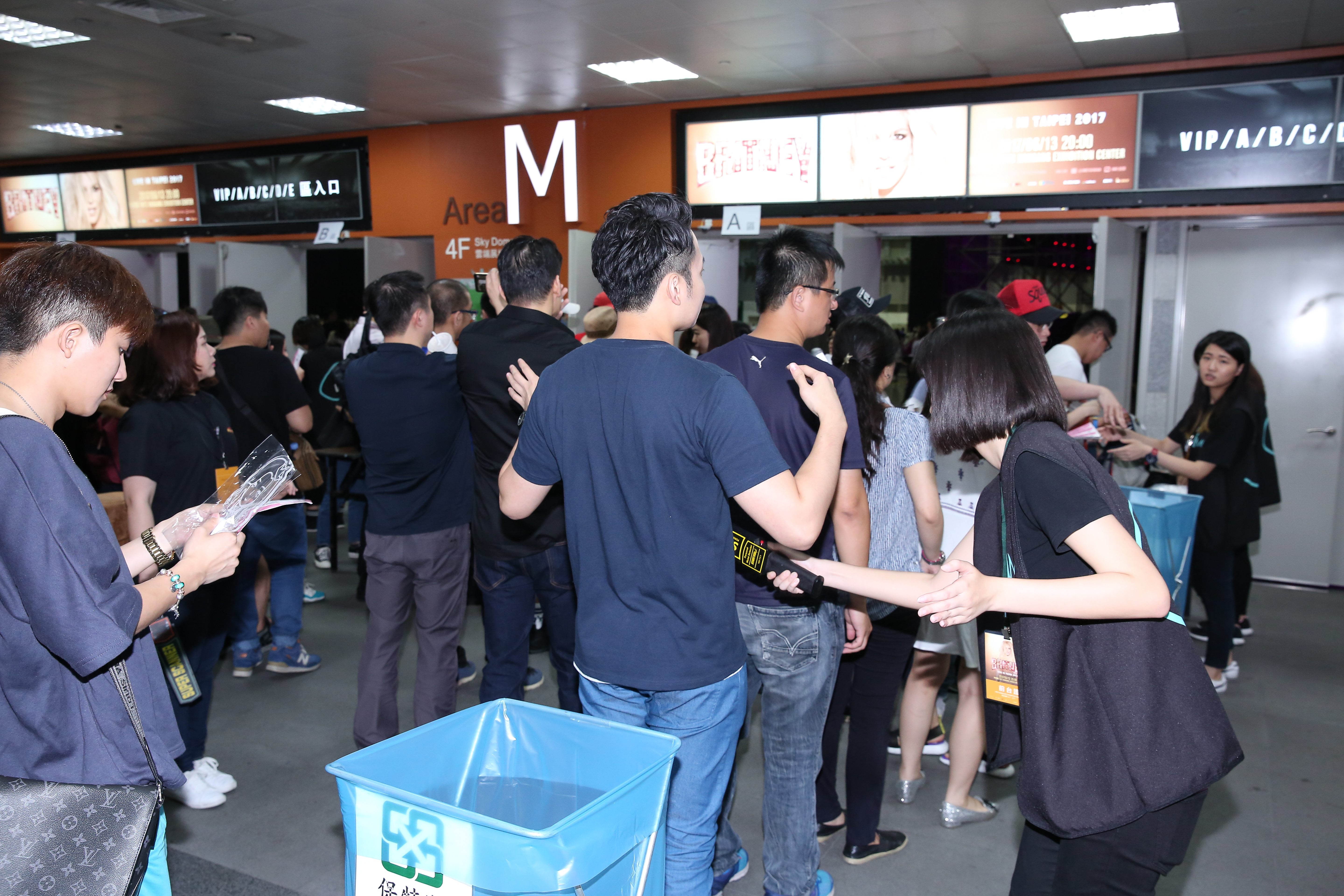 由於天雨加上進場還要安檢，使得入場速度緩慢，布蘭妮都開唱了還有許多歌迷趕不及進場。