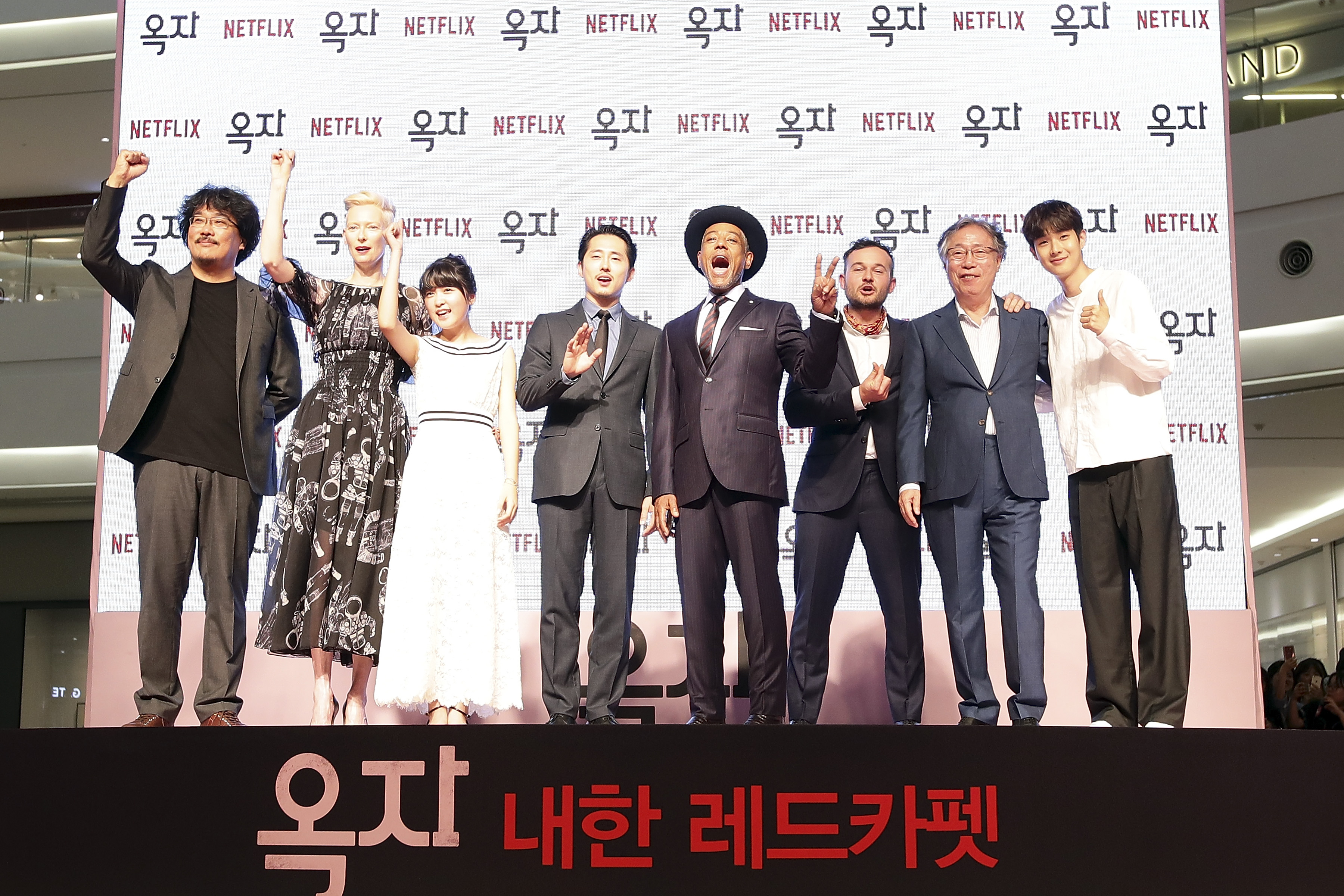 導演奉俊昊（左起）、蒂妲史雲頓、安瑞賢、史蒂芬袁、吉安卡洛伊坡托、丹尼爾亨歇爾、卞熙峰、崔宇植，一起出席《玉子》首爾首映紅地毯。