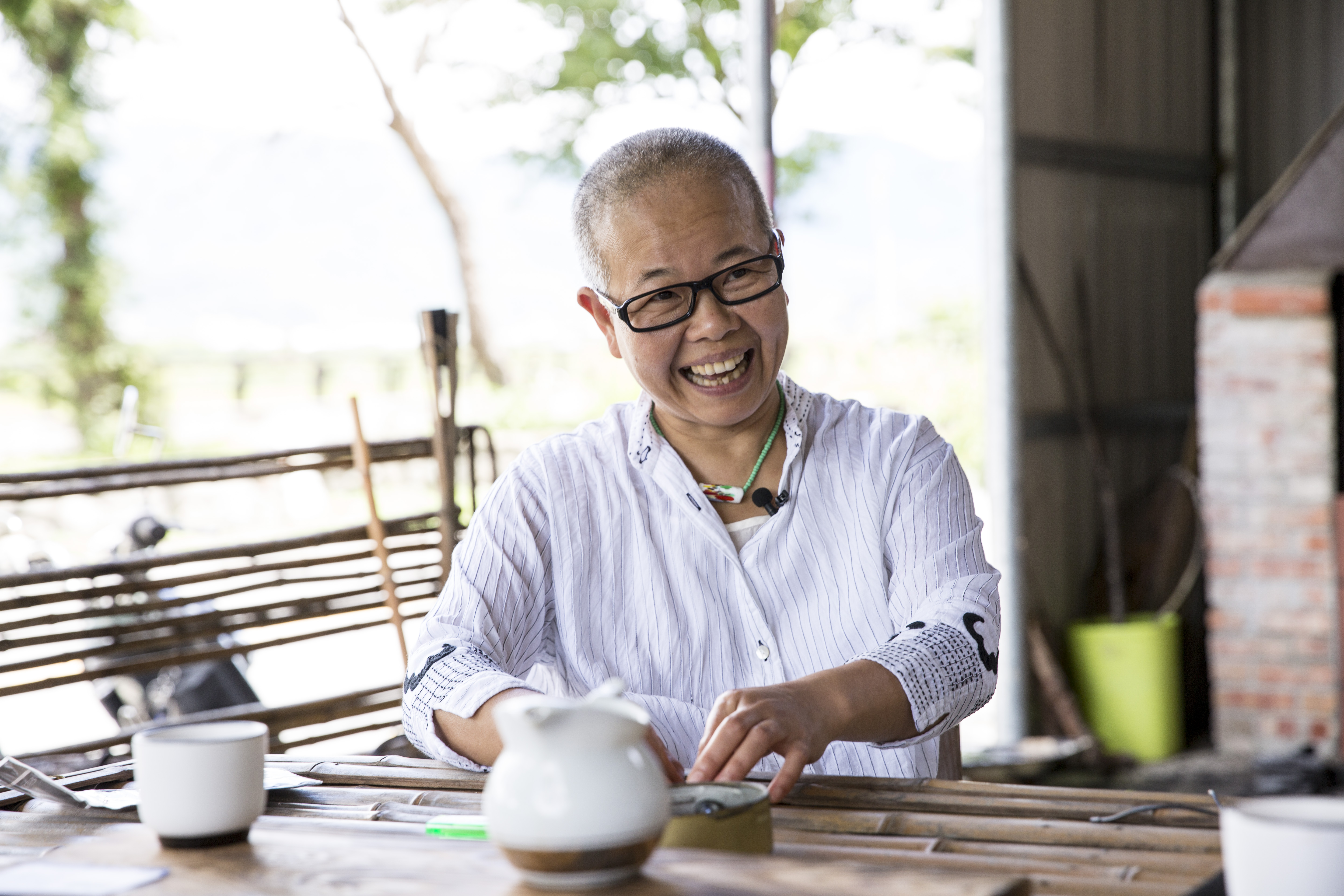 莊月嬌很享受自在的退休生活，有了第二個孫女，更是滿足歡快。雖然接受採訪，過程中也沒閒著，正忙著捲菸草。