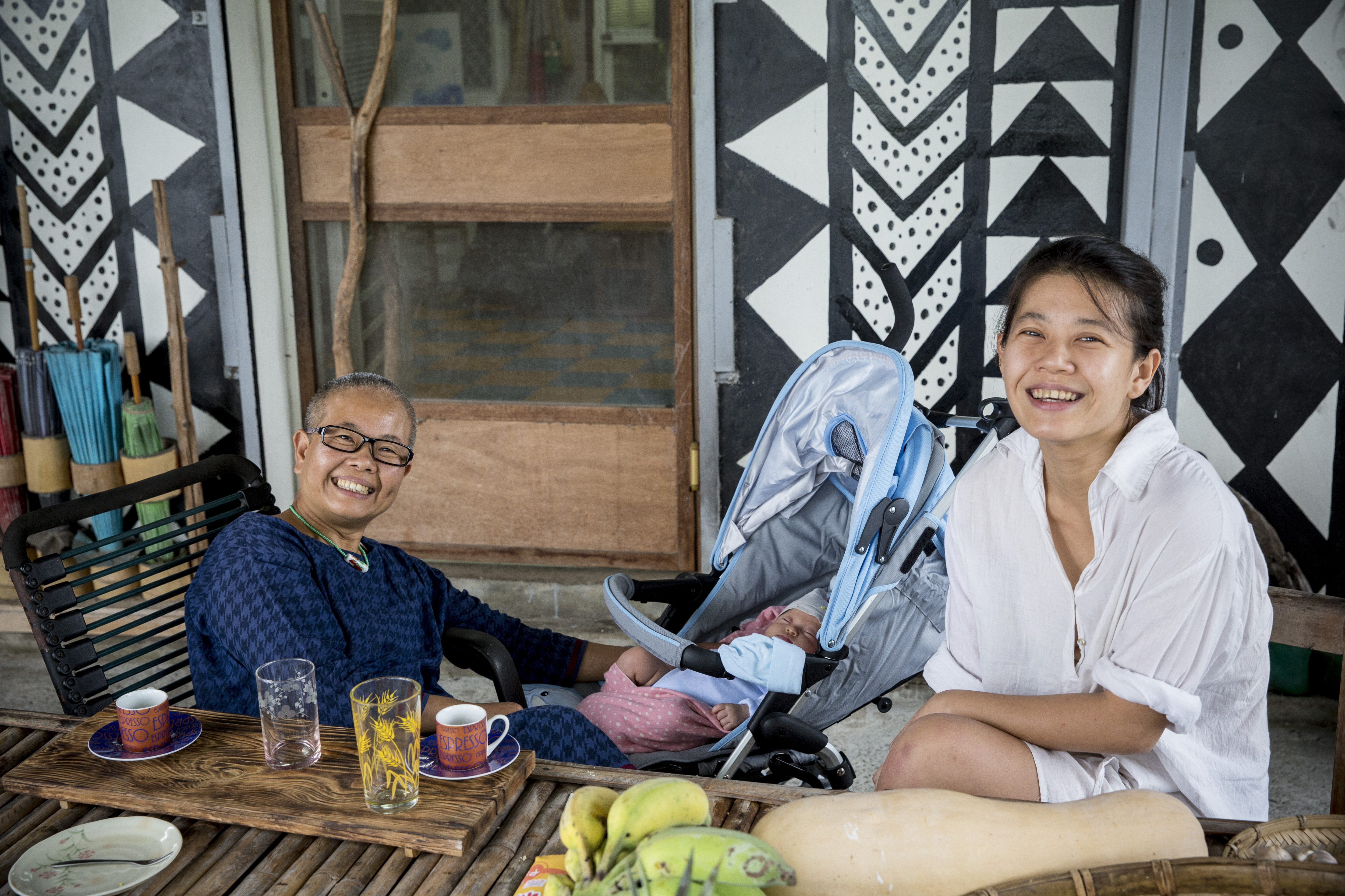 別看莊月嬌（左）和大女兒梁梓筠（右）二人老是唇槍舌劍、互相吐嘈，其實母女感情很深厚。