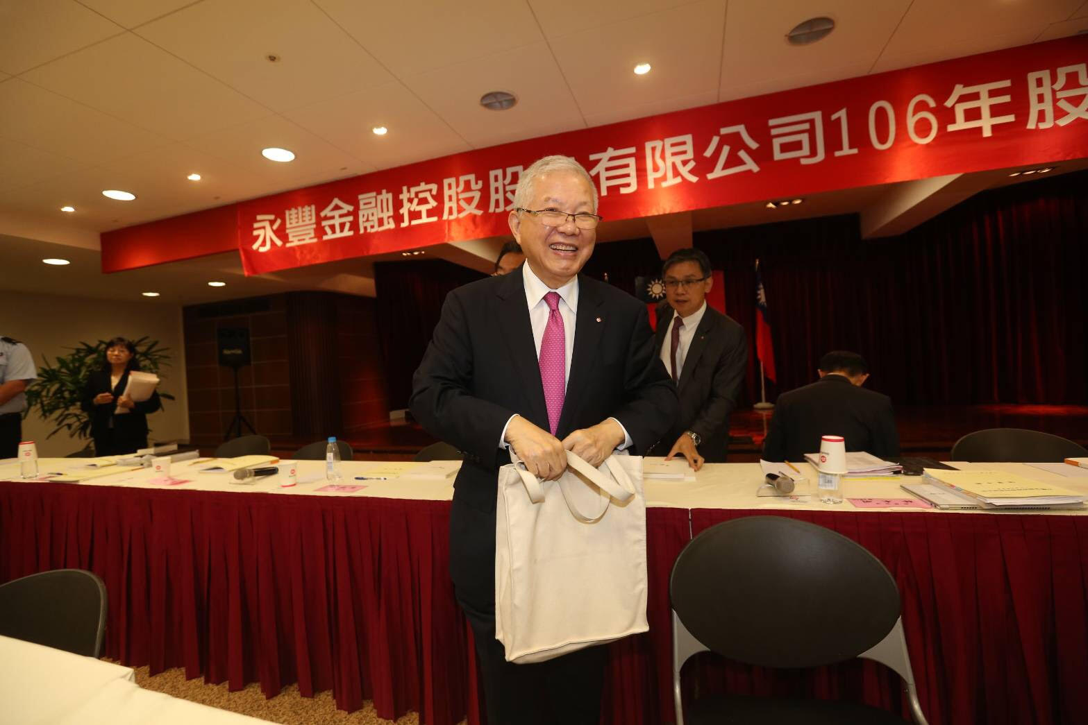 面對永豐金控弊案連環爆，董事長何壽川主持股東會時加快節奏，似乎「急於結束股東會」，以免遭股東興師問罪。