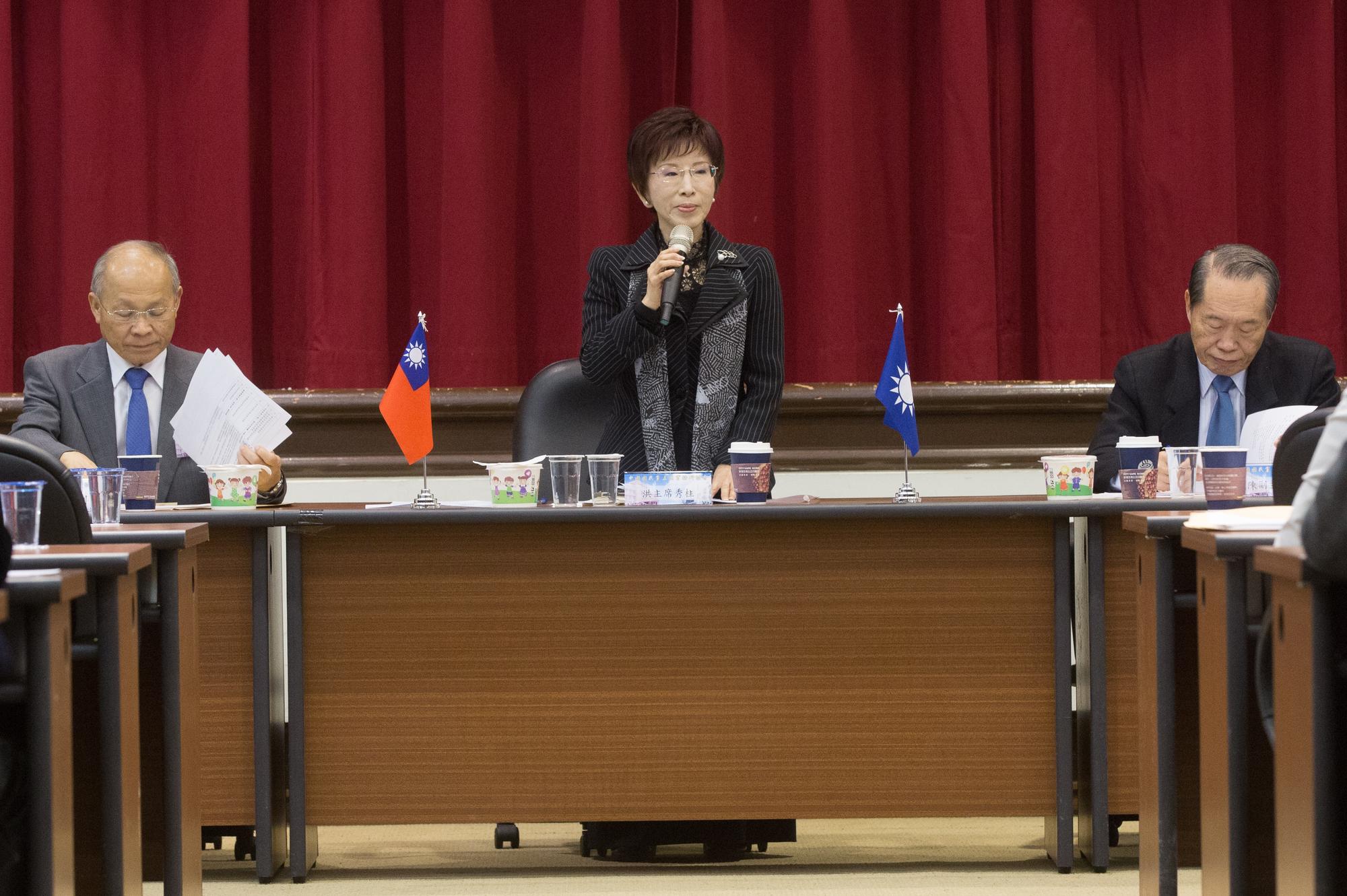 國民黨主席洪秀柱(中)今天在中常會宣布將於6月底辭去黨主席一職,這是她最後一次以主席身分參加中常會。(圖為日前國民黨立法實務研討會的現場)