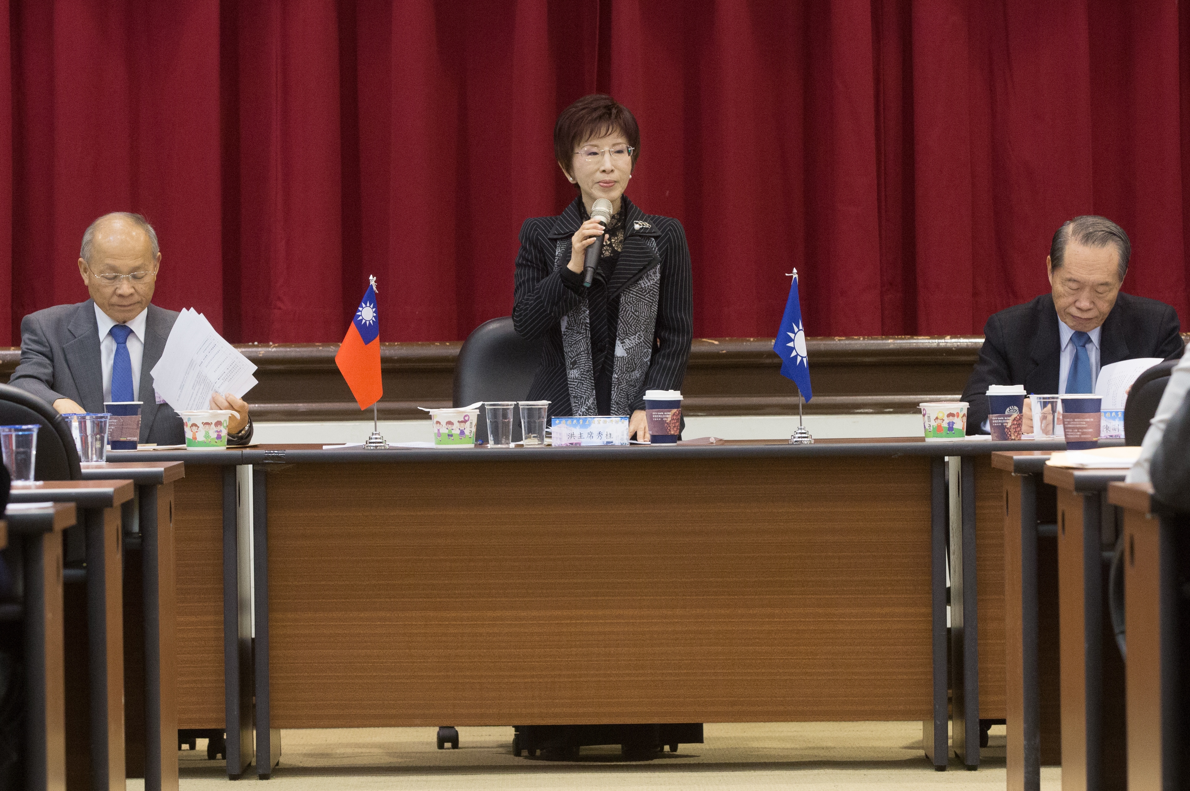 國民黨主席洪秀柱（中）今天在中常會宣布將於6月底辭去黨主席一職，這是她最後一次以主席身分參加中常會。（圖為日前國民黨立法實務研討會的現場）