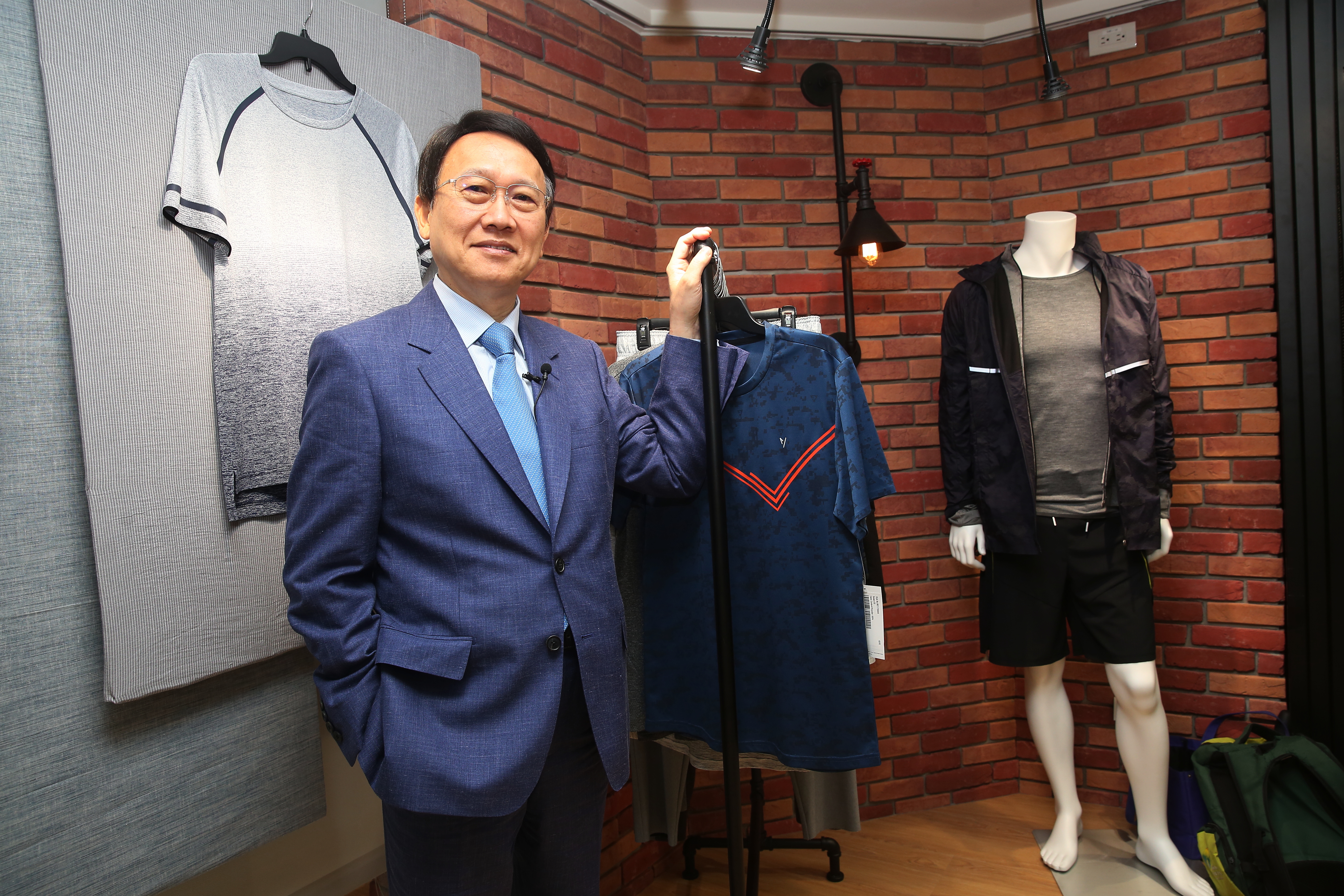 聚陽董事長周理平出席14日的媒體參訪，宣示自家製造研發實力。