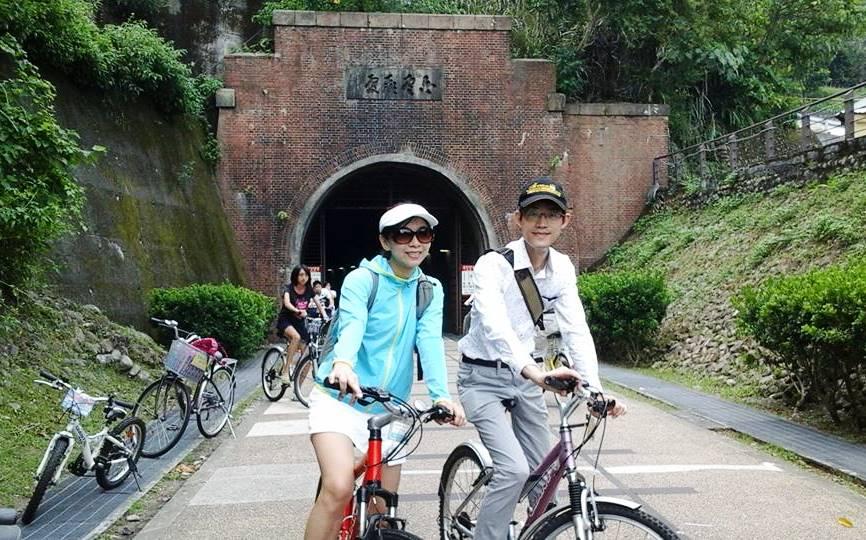 騎腳踏車既環保又省錢,是蔡志雄夫妻倆的最佳代步工具。