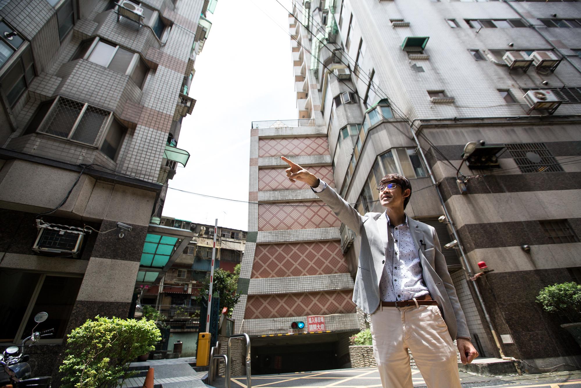 自行開業後，蔡志雄努力存錢，除了買下自己的律師事務所，也陸續買下4間小套房，成為包租公律師。