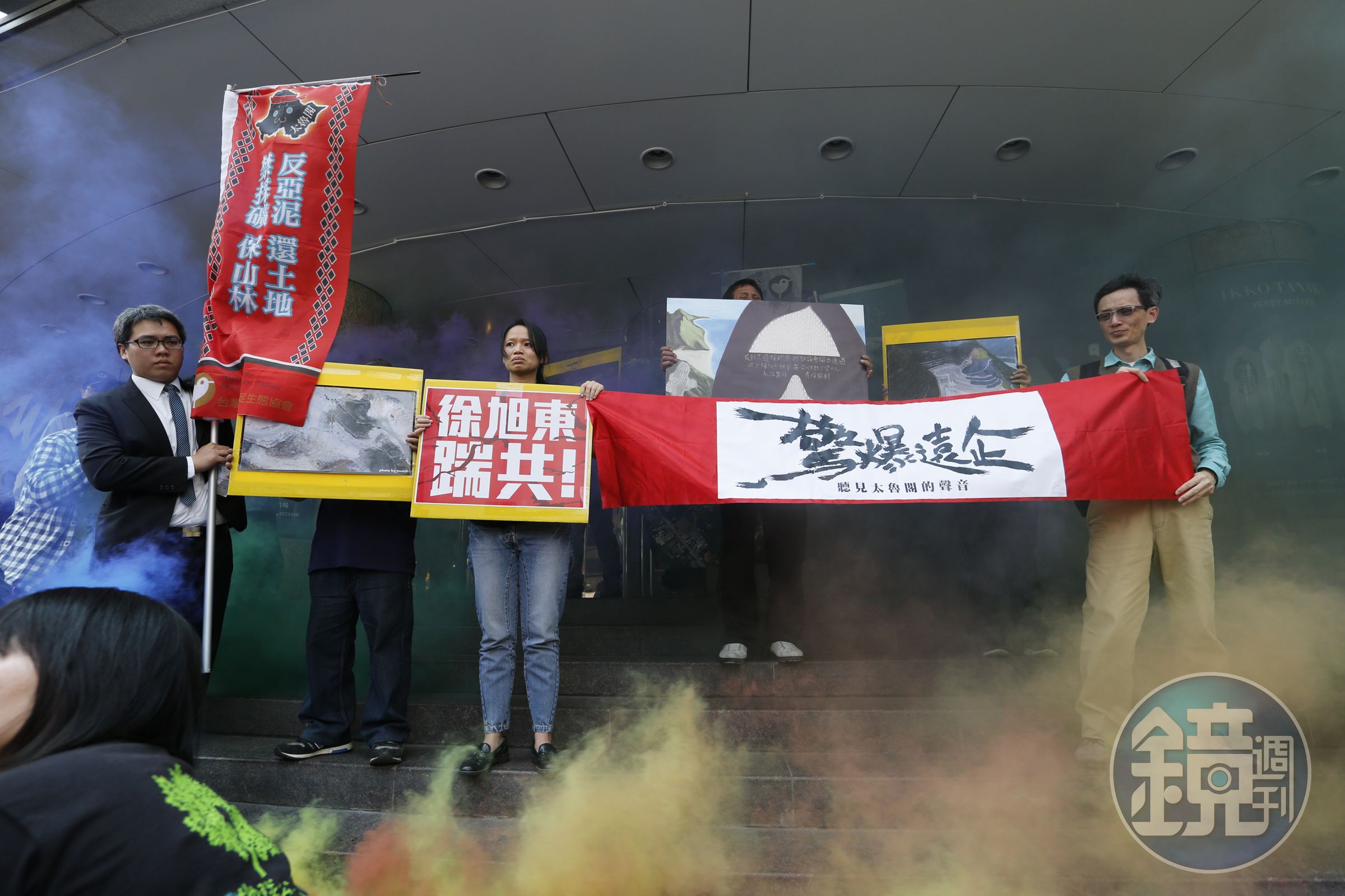 林全指示，在《礦業法》修法通過後，過去沒有環評的所有礦場都必須補辦環評程序。（圖為日前反亞泥快閃活動的現場情況。）
