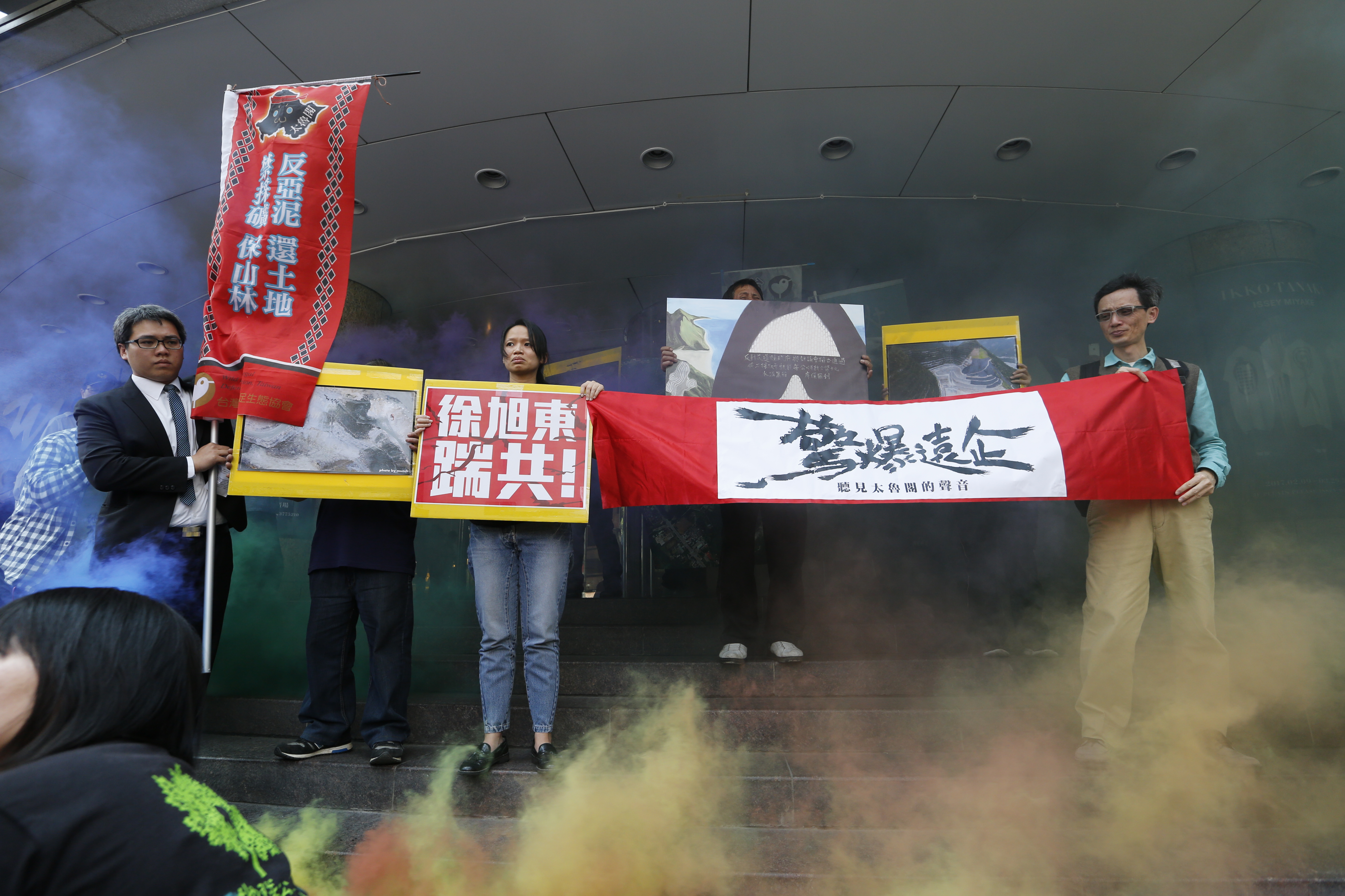 林全指示，在《礦業法》修法通過後，過去沒有環評的所有礦場都必須補辦環評程序。（圖為日前反亞泥快閃活動的現場情況。）