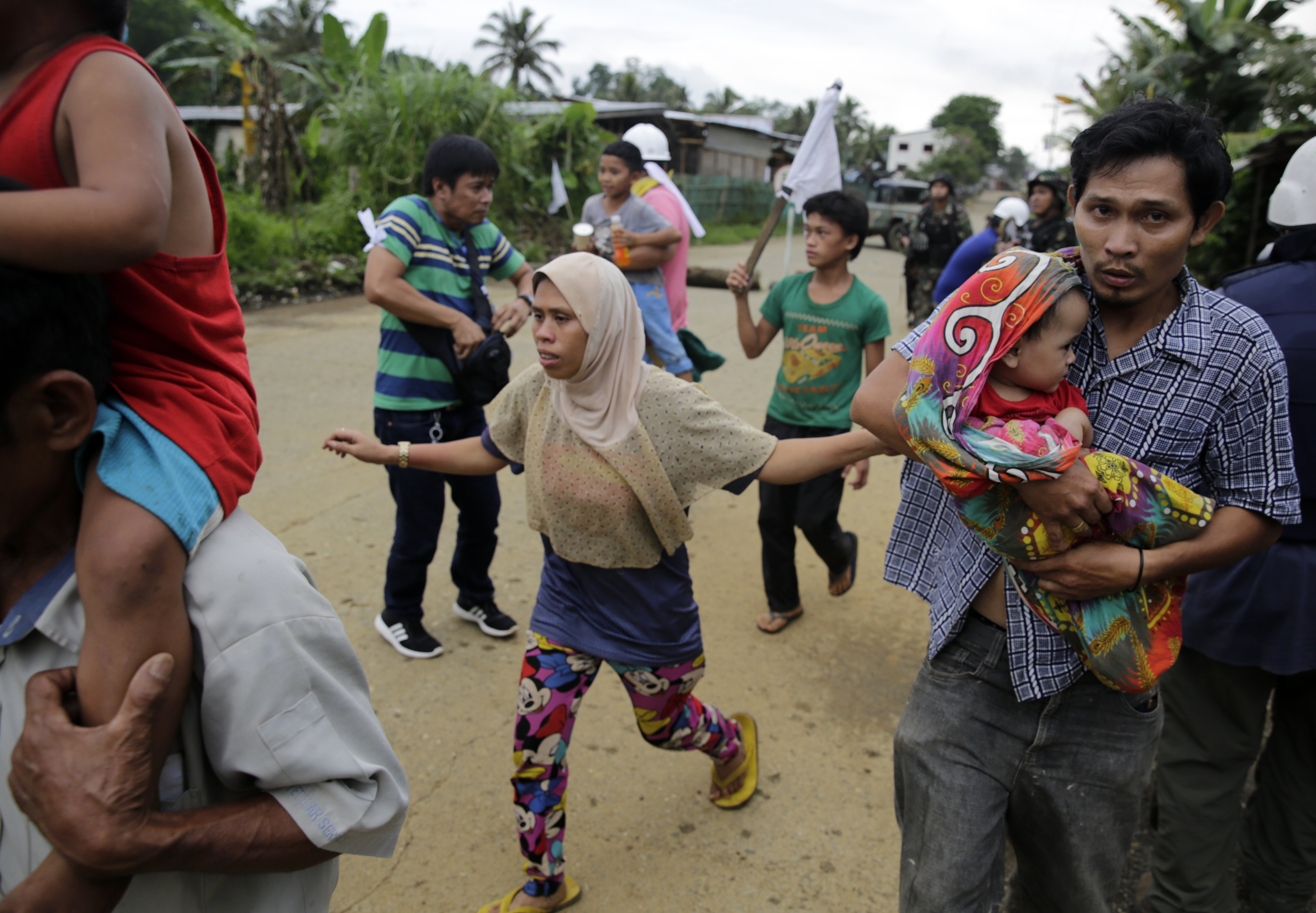 圖為5月31日，馬拉威居民在軍隊護送下逃離。杜特蒂總統曾兩度設下期限，要菲律賓軍隊收復馬拉威，卻都未能如願以償。（東方IC）