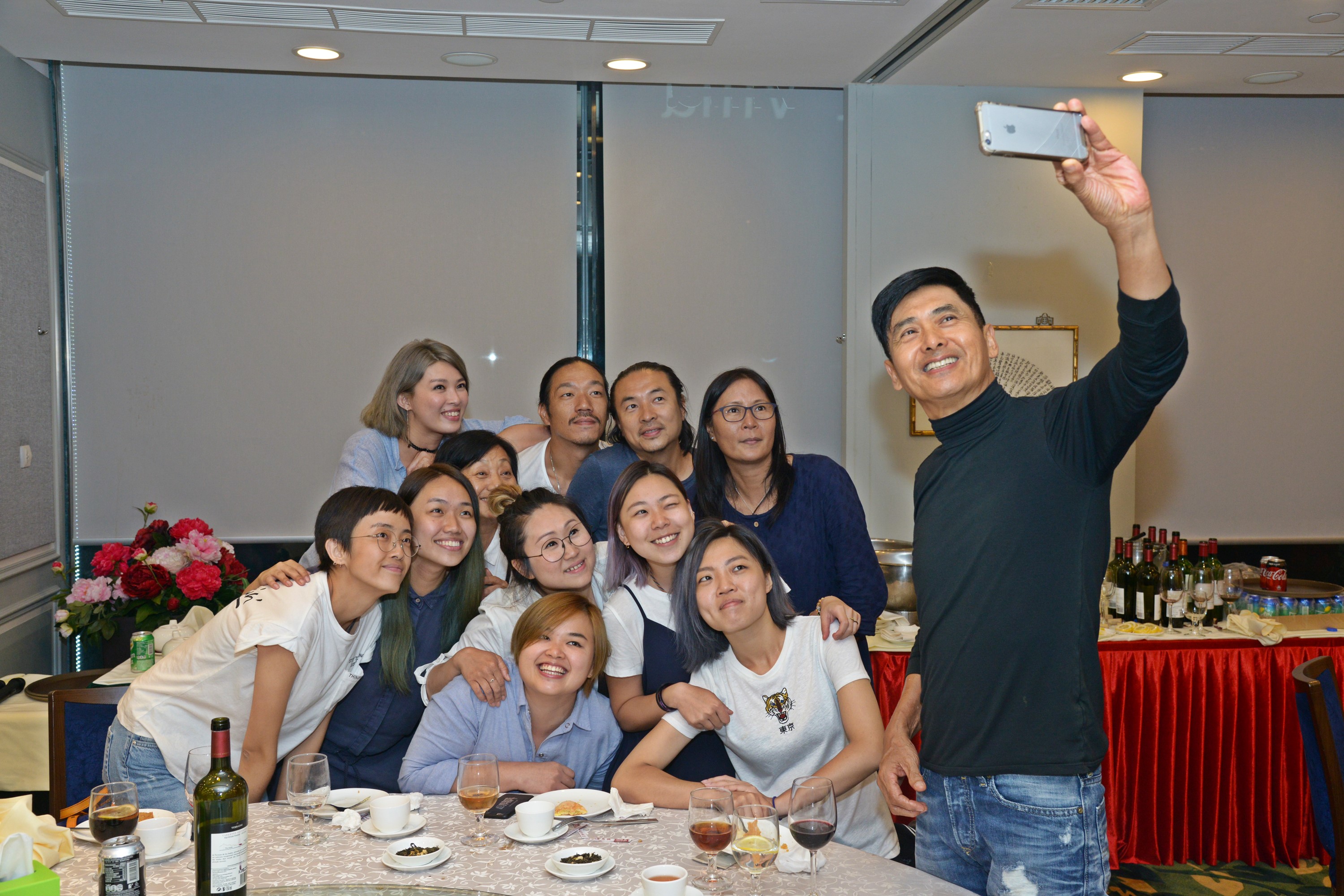 周潤發邀請《無雙》幕後工作人員聚餐,熱愛自拍的他充當人肉自拍棒,拍照拍得不亦樂乎。