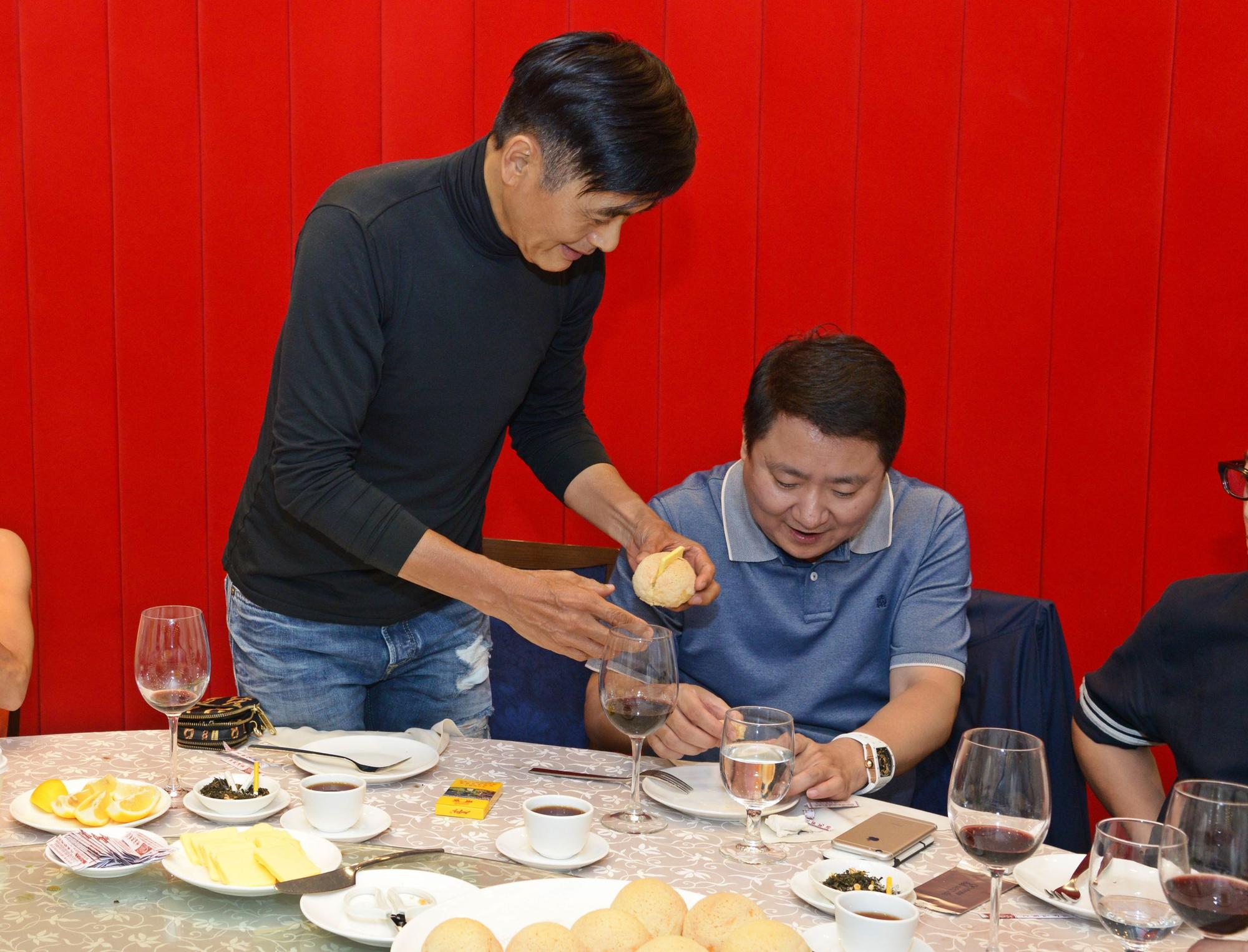發哥特別點了自己鍾愛的「特製黃金餐包」給大家享用,大明星親自夾給每個人,是不是很受寵若驚?