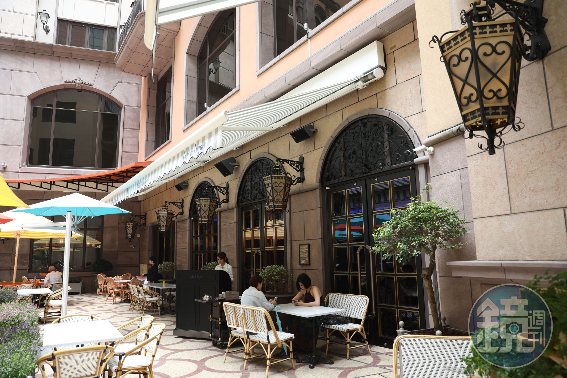 「盧卡諾義法咖啡館Café de Lugano」的戶外區宛如歐洲小鎮，由美國設計師Barbara Allen操刀設計。