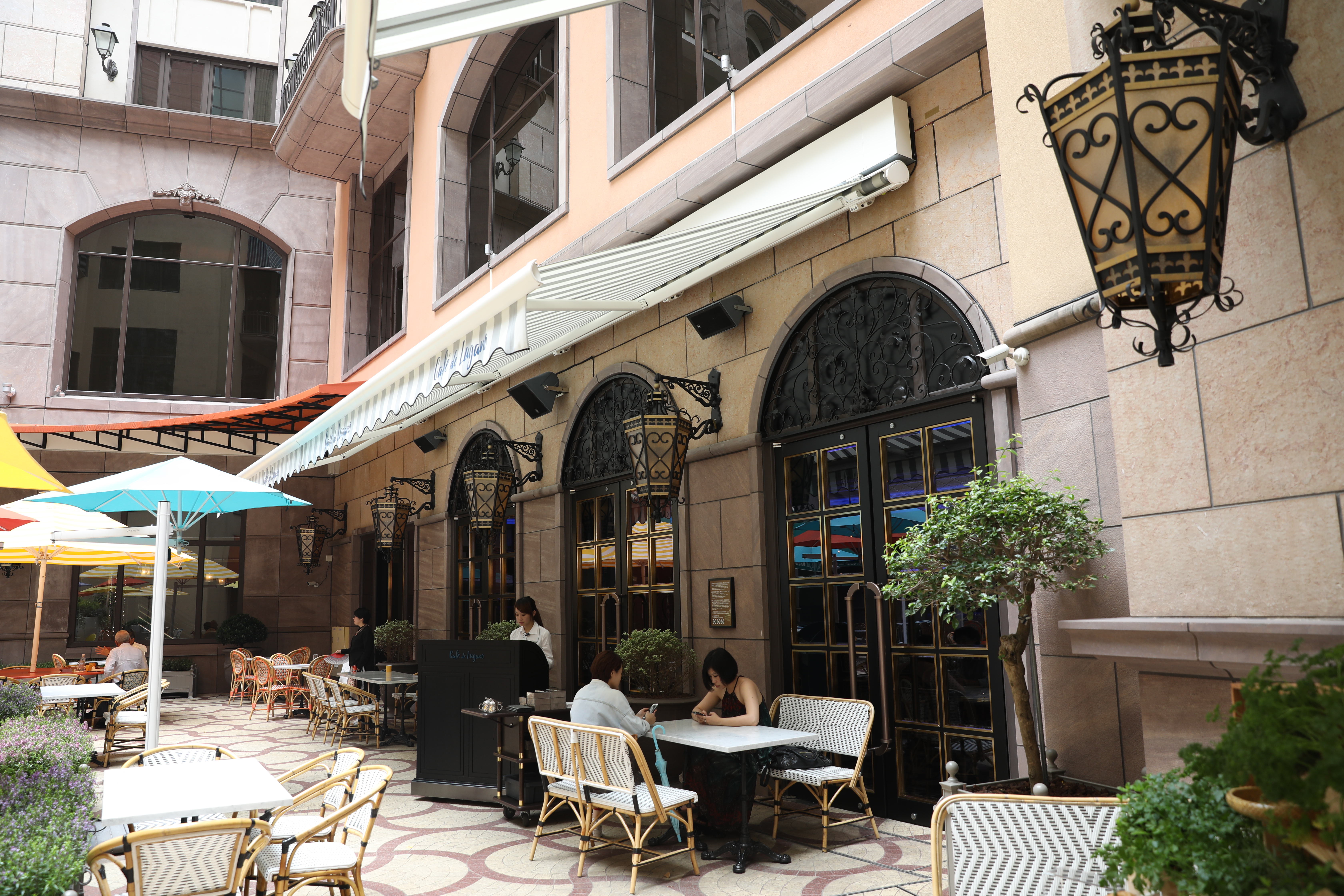 「盧卡諾義法咖啡館Café de Lugano」的戶外區宛如歐洲小鎮，由美國設計師Barbara Allen操刀設計。