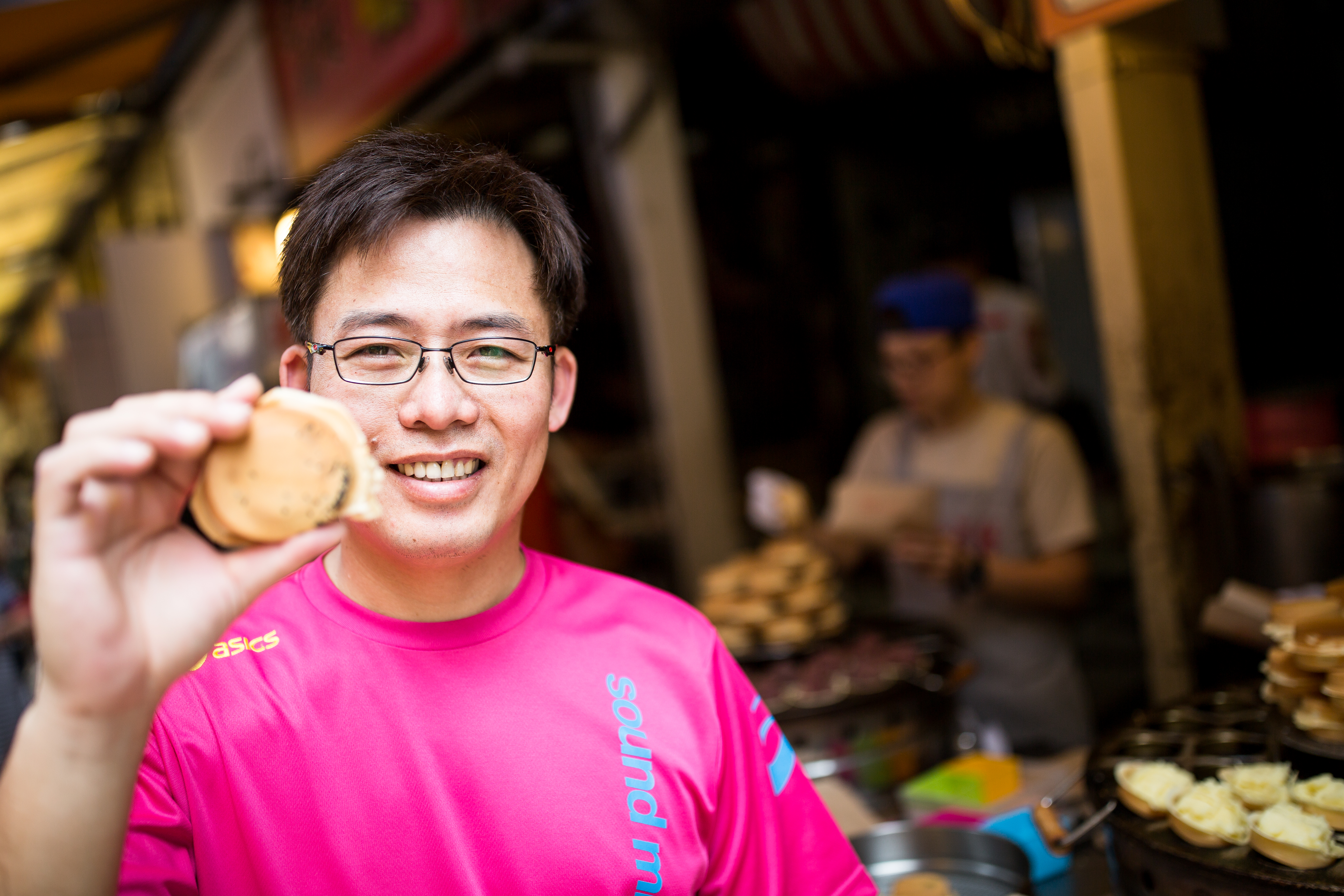 晴光紅豆餅老闆高得恩，做過汽車修護員、日式料理後場，2003年，以1顆10元的爆餡紅豆餅打出名號。
