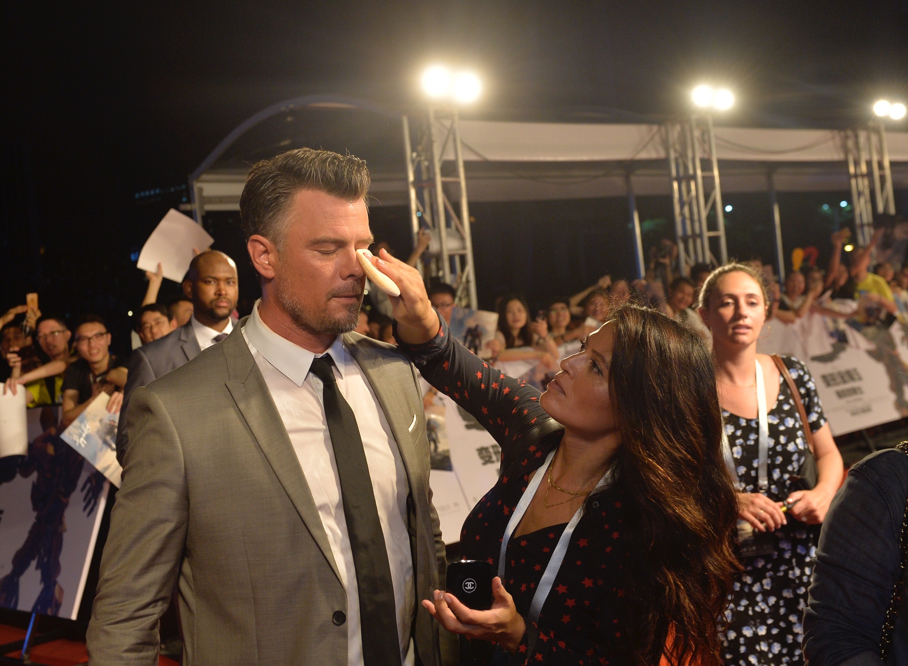 被廣州的悶熱天氣打敗的喬許，熱到大汗淋漓，有勞化妝師幫他拭汗補妝。