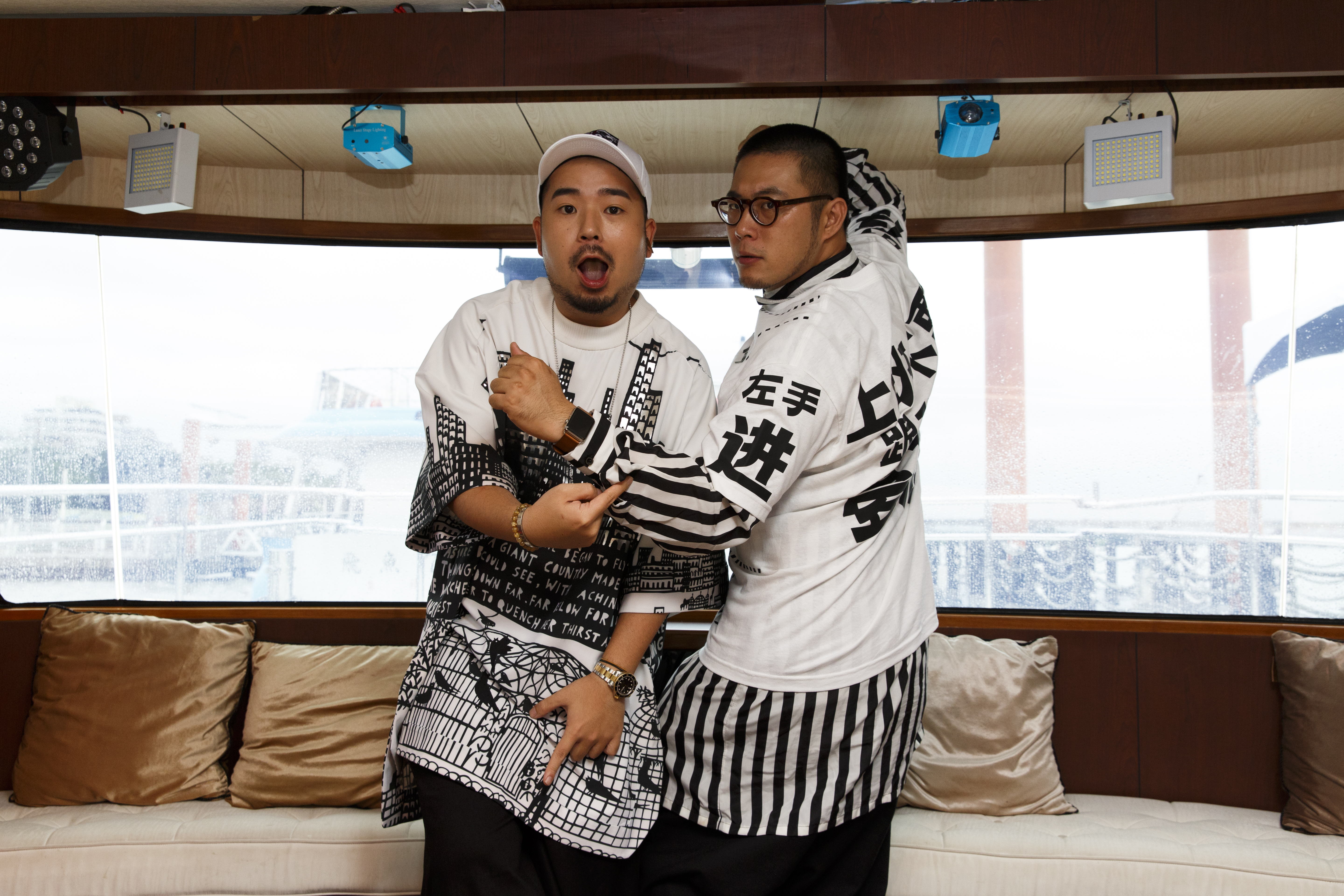 自由發揮封麥後再度合體，李伯恩（右）為了阿達拍MV、站台、還當記者會主持人。