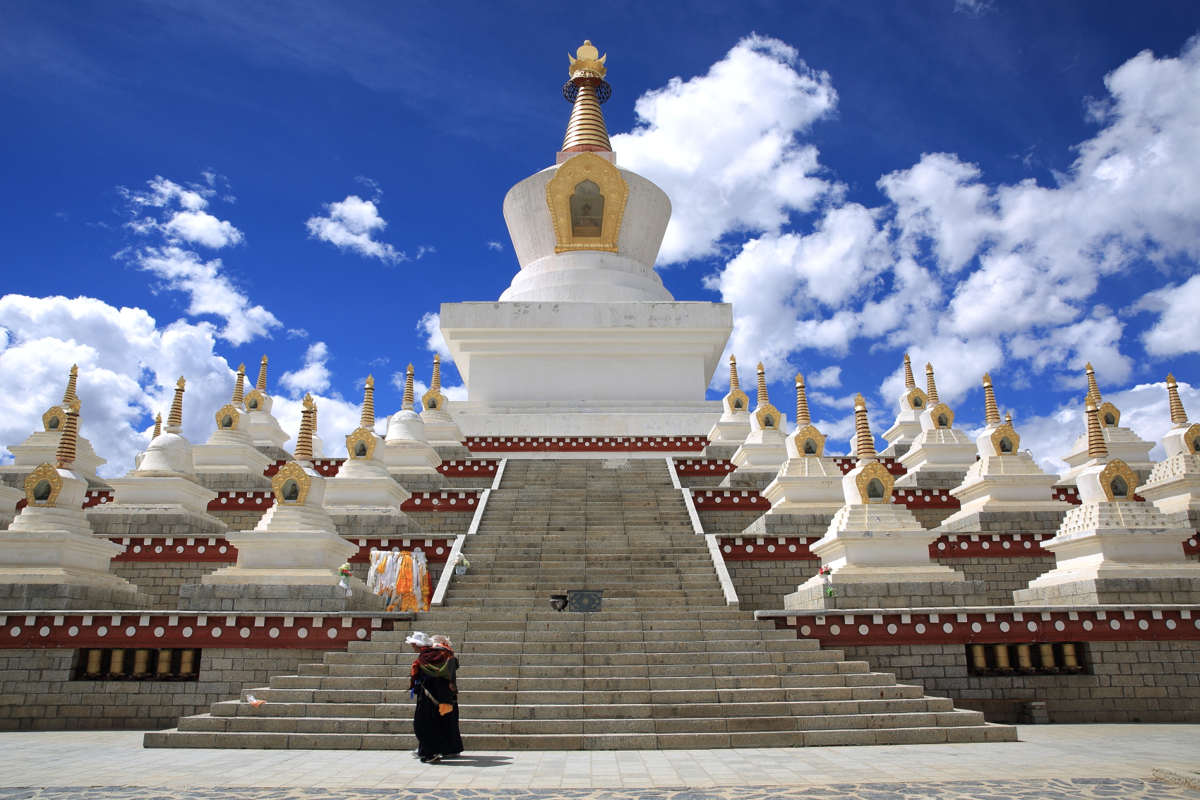 新建成的「尊勝塔林」立刻成為稻城地標，藏族人每日都會到佛塔轉經。