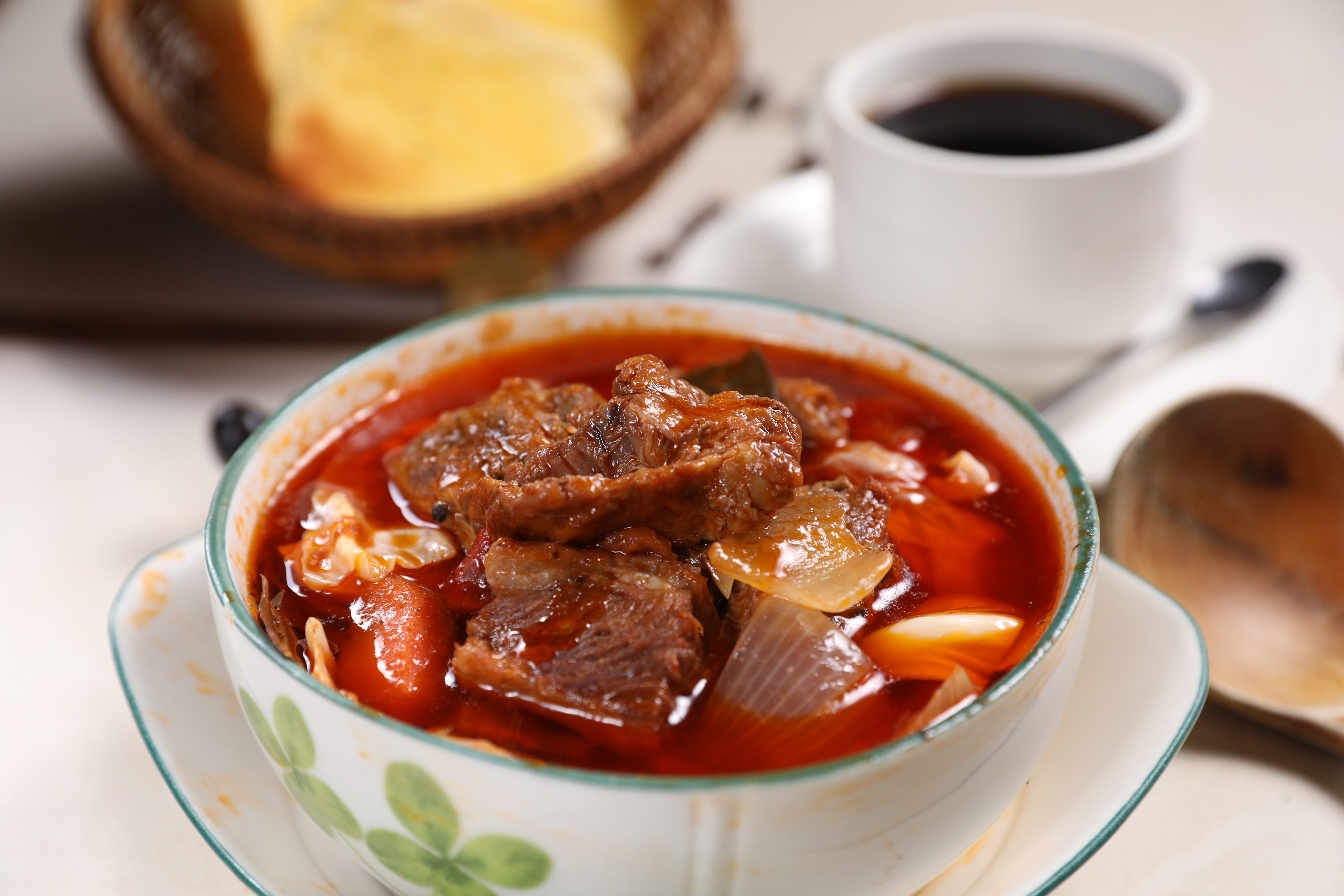 「俄式羅宋湯」牛腩燉得軟爛，配上分量十足的高麗菜、馬鈴薯、番茄，一整碗的濃郁趕跑了饞蟲。（240元／份）