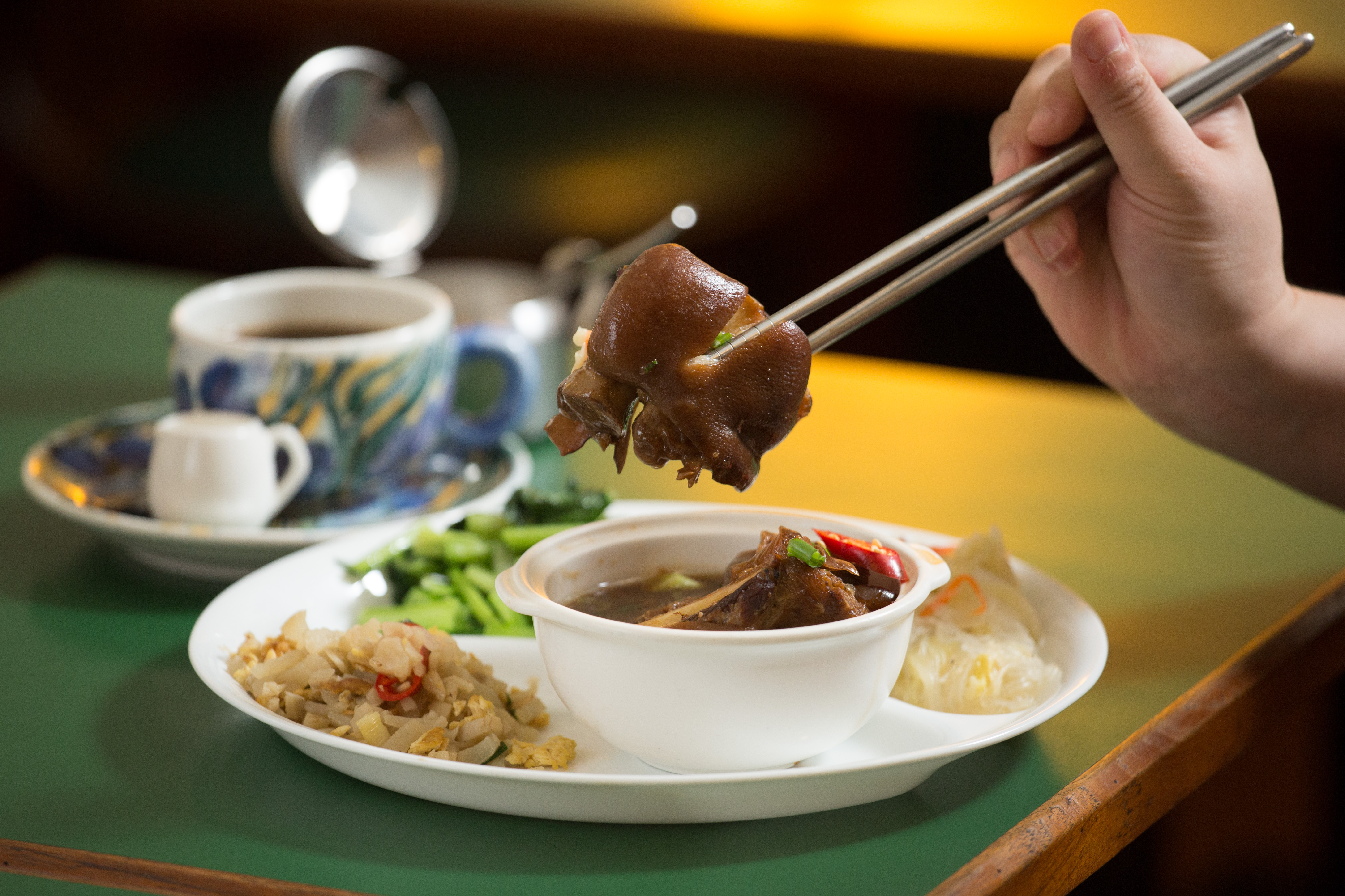 老咖啡館的「紅燒豬腳」，滷煮上色時不加一滴水，燉煮耗時，黏嘴Q彈。（220元／份）