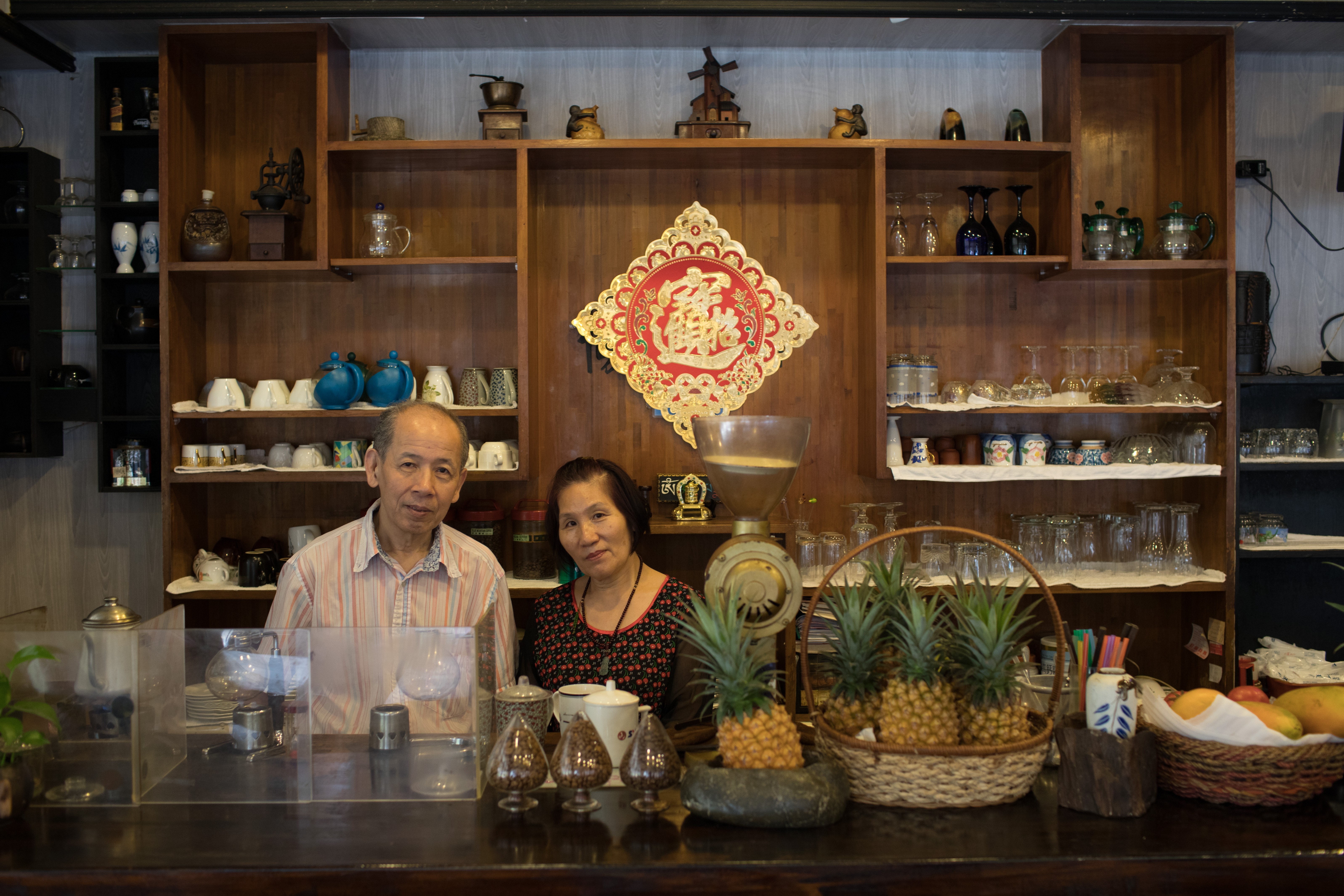 老闆王聖義（左）、老闆娘林美麗（右）夫妻接手經營咖啡館進入第21年，人生也從谷底走了一回。