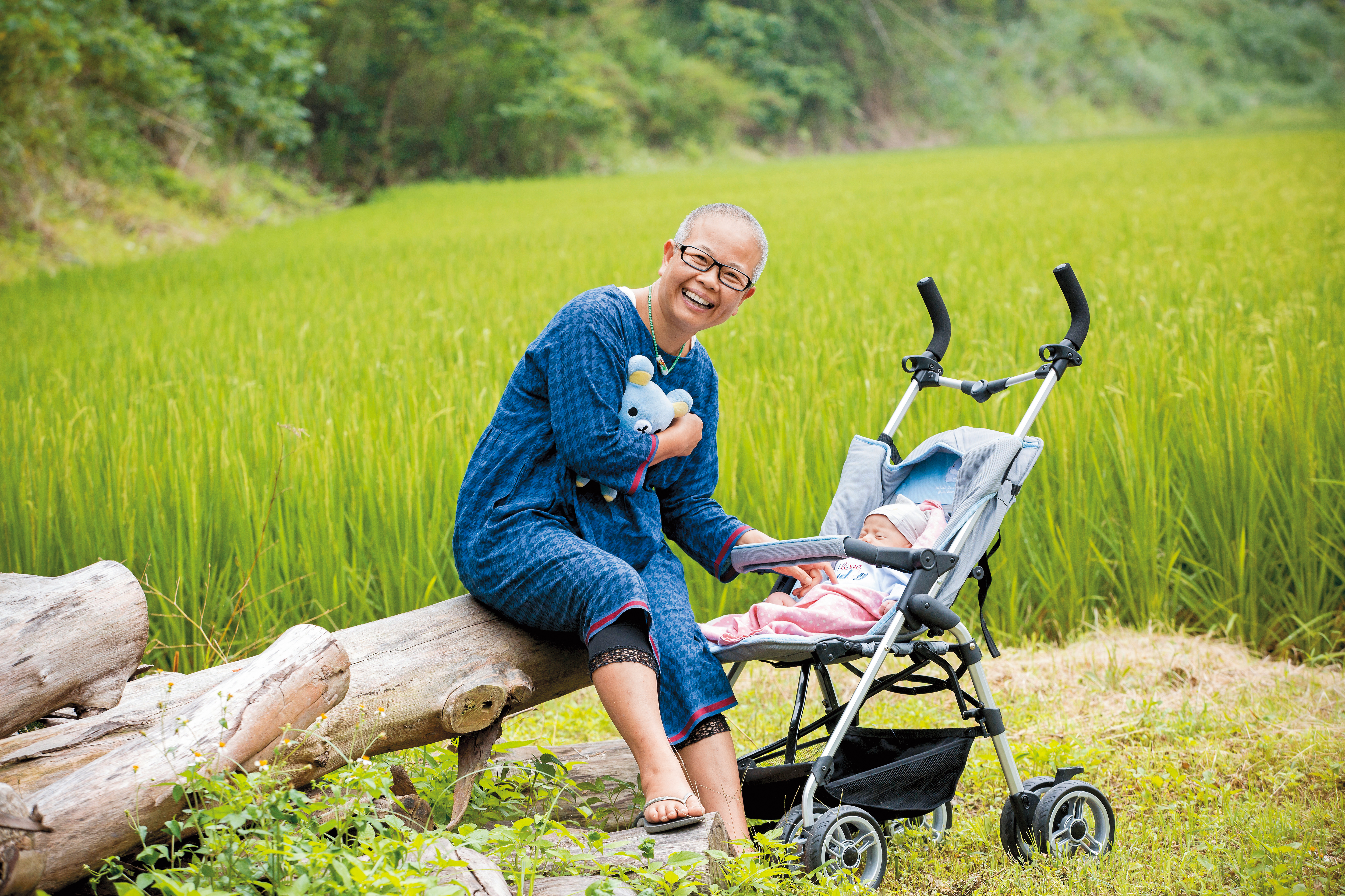 辛苦奔波大半輩子，莊月嬌如今在池上過著愜意的退休生活，第2個外孫女剛出世1個多月，她樂得當褓姆，疼惜得要命。