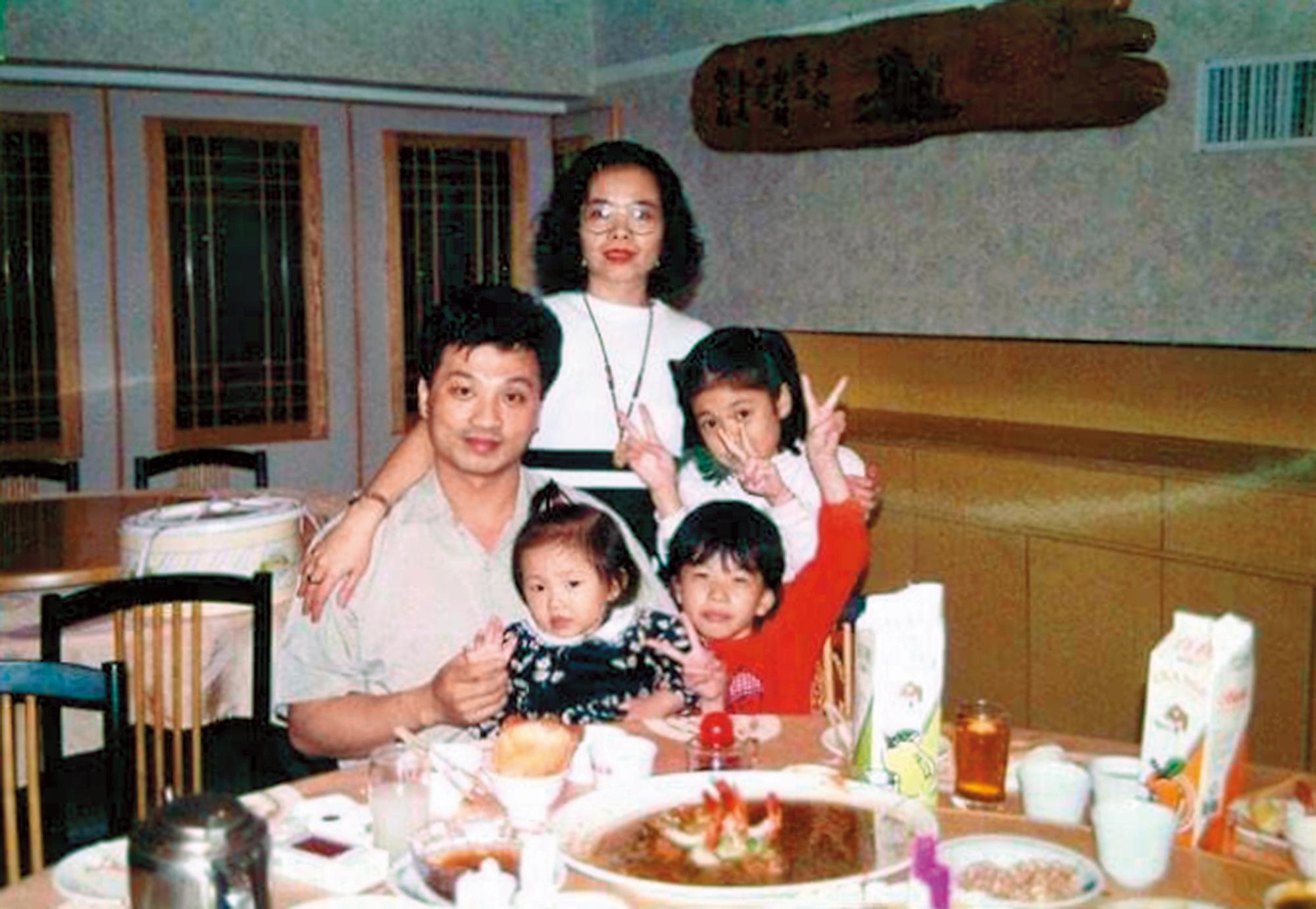 1994年前後,莊月嬌(中)、第二任前夫(左)以及3個女兒的全家福。(莊月嬌提供)