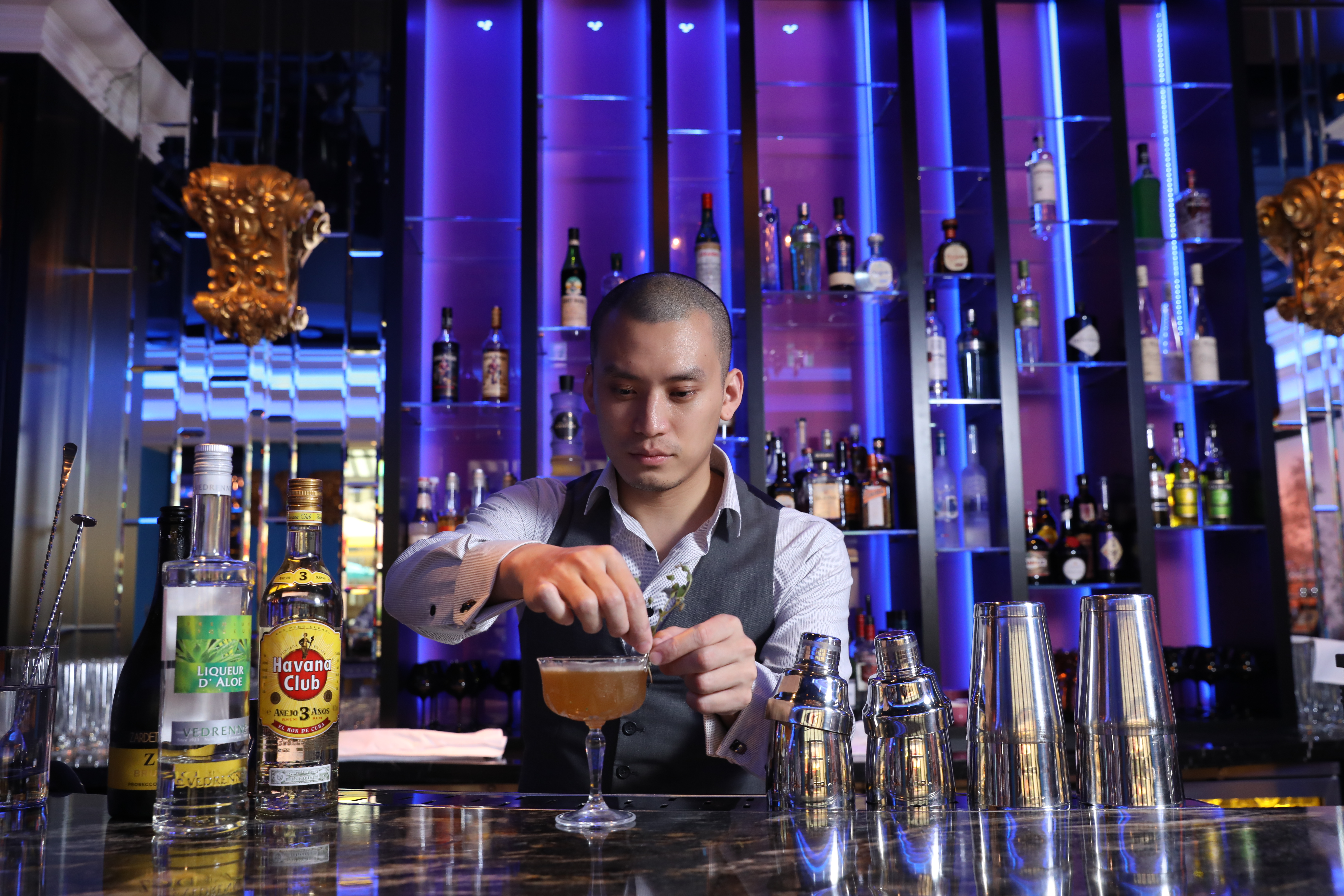 遊歷各國後的廖建鳴（Ming），回到台北為新開的盧卡諾設計只有8杯調酒的新酒單，以創意與品味營造第一印象。