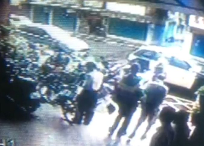 警方依殺人罪嫌將砍殺親妹的陳嫌移送法辦。（左三）