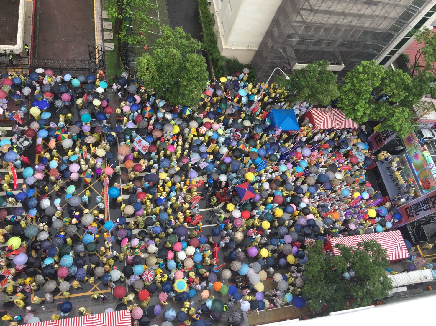 反年改團體包圍立法院，痛批政府粗暴修法。