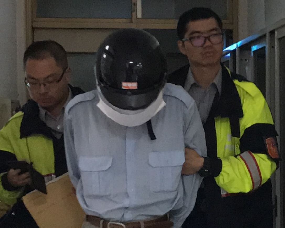 陳嫌疑似因為受不了妹妹說自己身上「臭臭的」，持刀砍人。