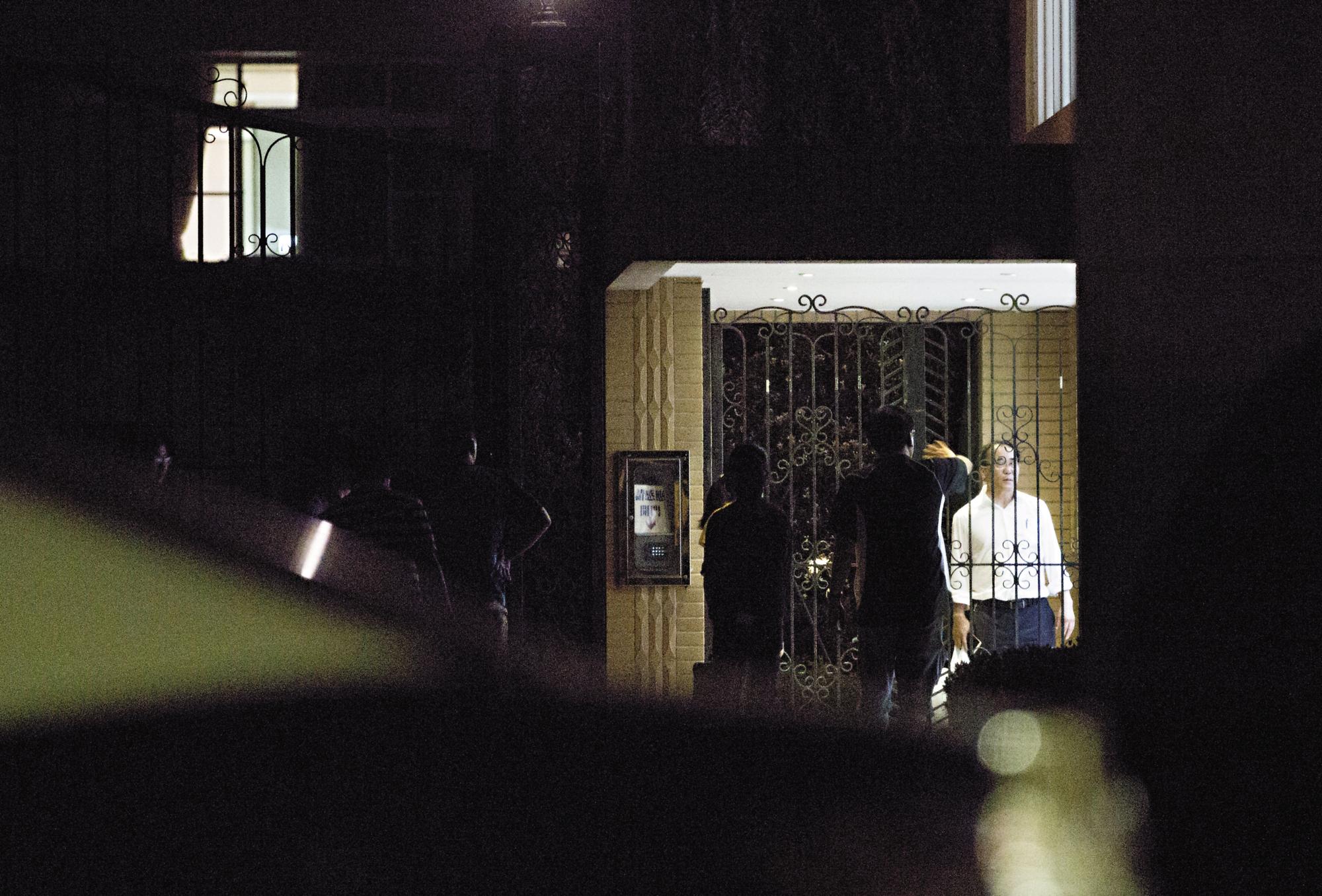 本月9日晚間，前立委蔡豪帶著數名黑衣人回到宋的住處前咆哮，仁武分局派出多名警力卻只能低調勸阻。
