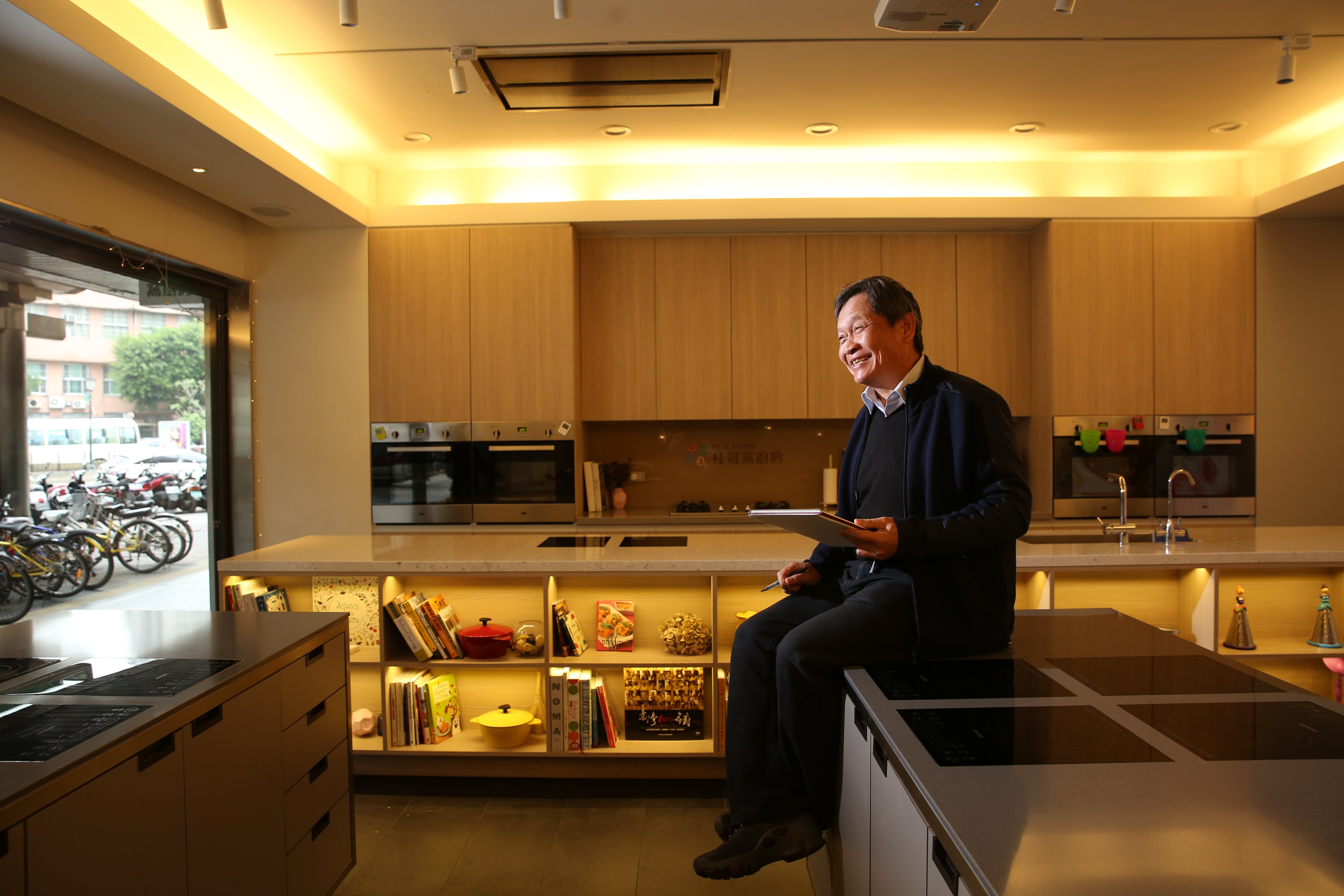 桂冠總經理王正明自年輕就有畫家夢，後來依父親意思加入家族事業。