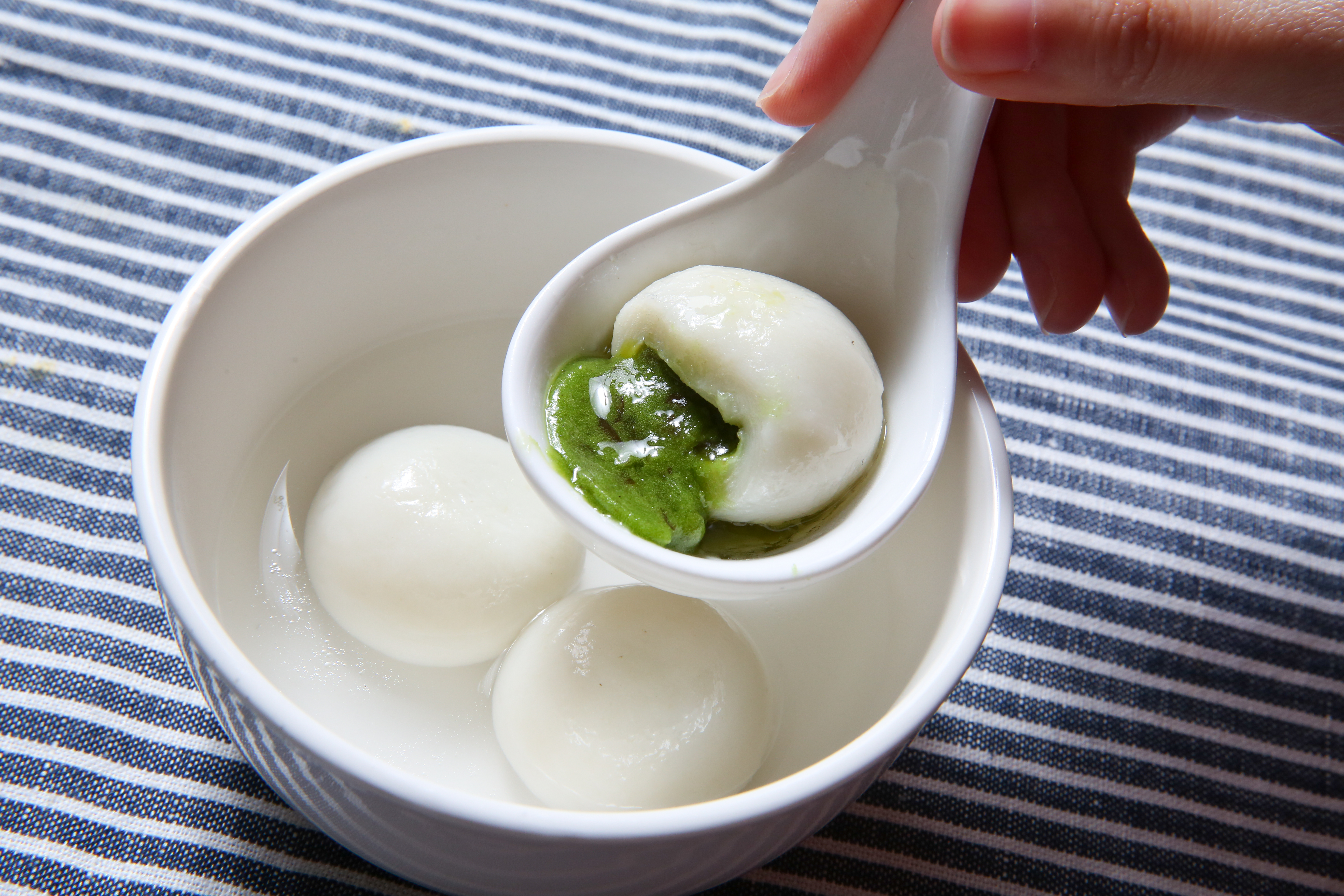 超商販賣的桂冠湯圓一盒漲到60元。（圖為桂冠抹茶湯圓，本刊資料照）