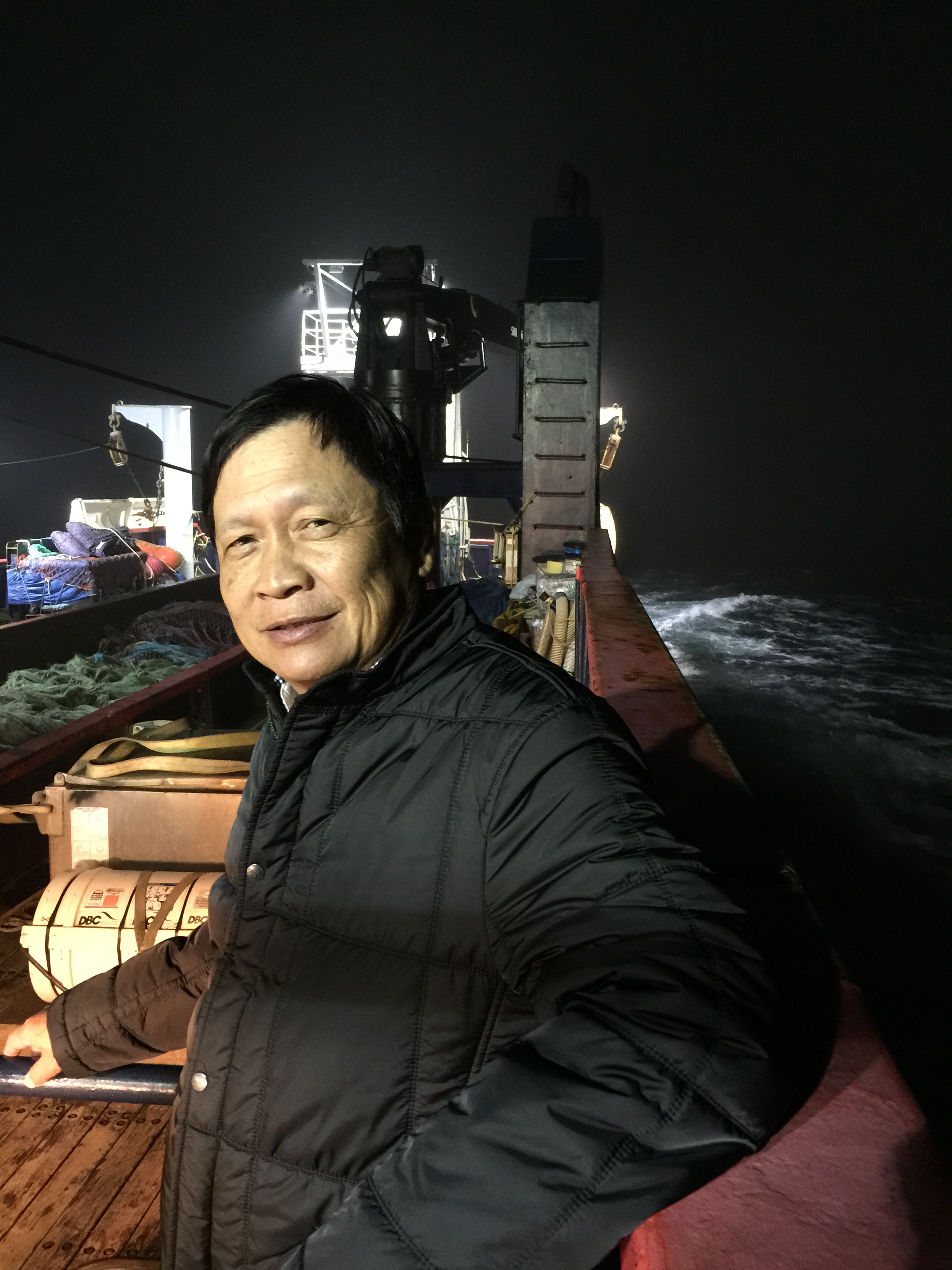 桂冠一度被捲入食安風暴，王正明特地前往魚貨來源的阿拉斯加溯源，以展示對食材來源的重視。（桂冠提供）