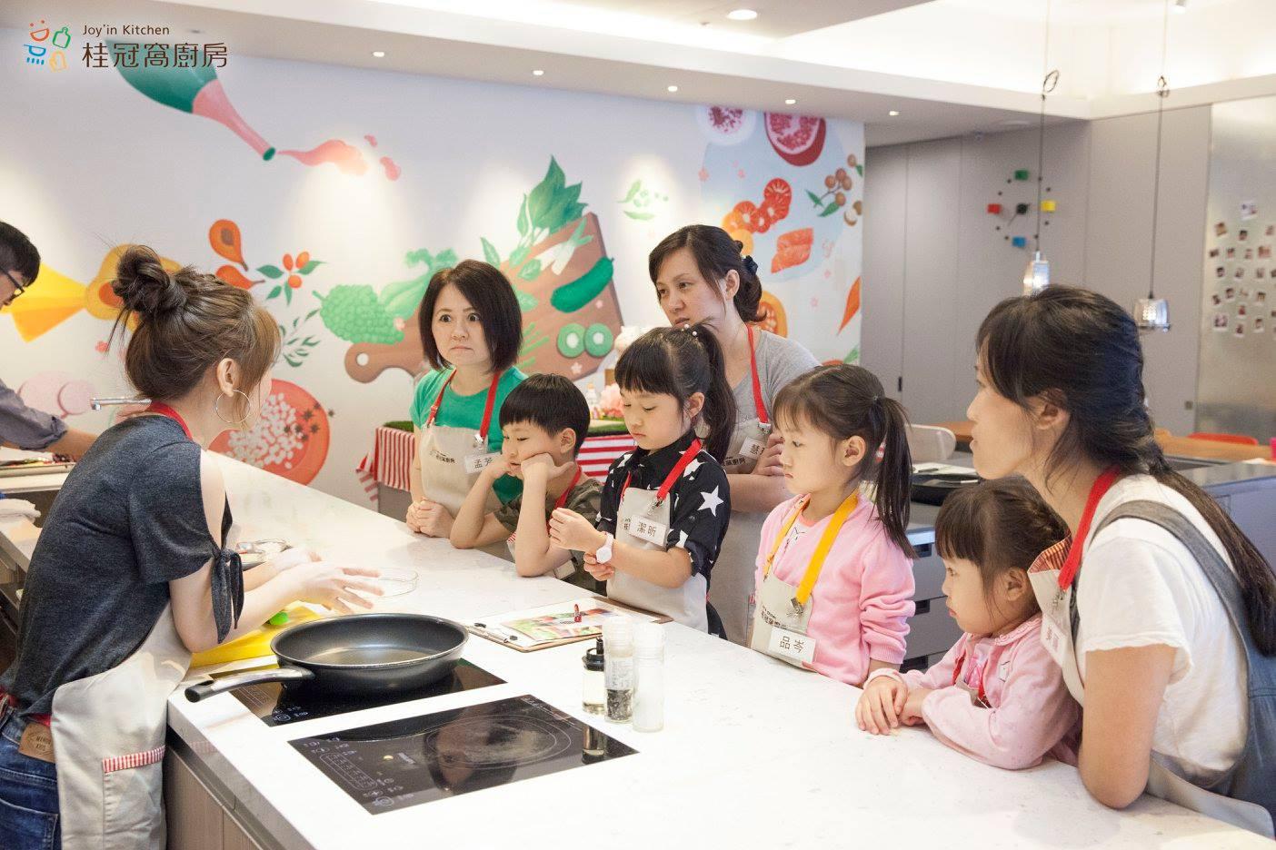 近年王正明和女兒又在桂冠大樓經營窩廚房,結合桂冠食品帶領學員烹煮創意料理。(桂冠窩廚房提供)