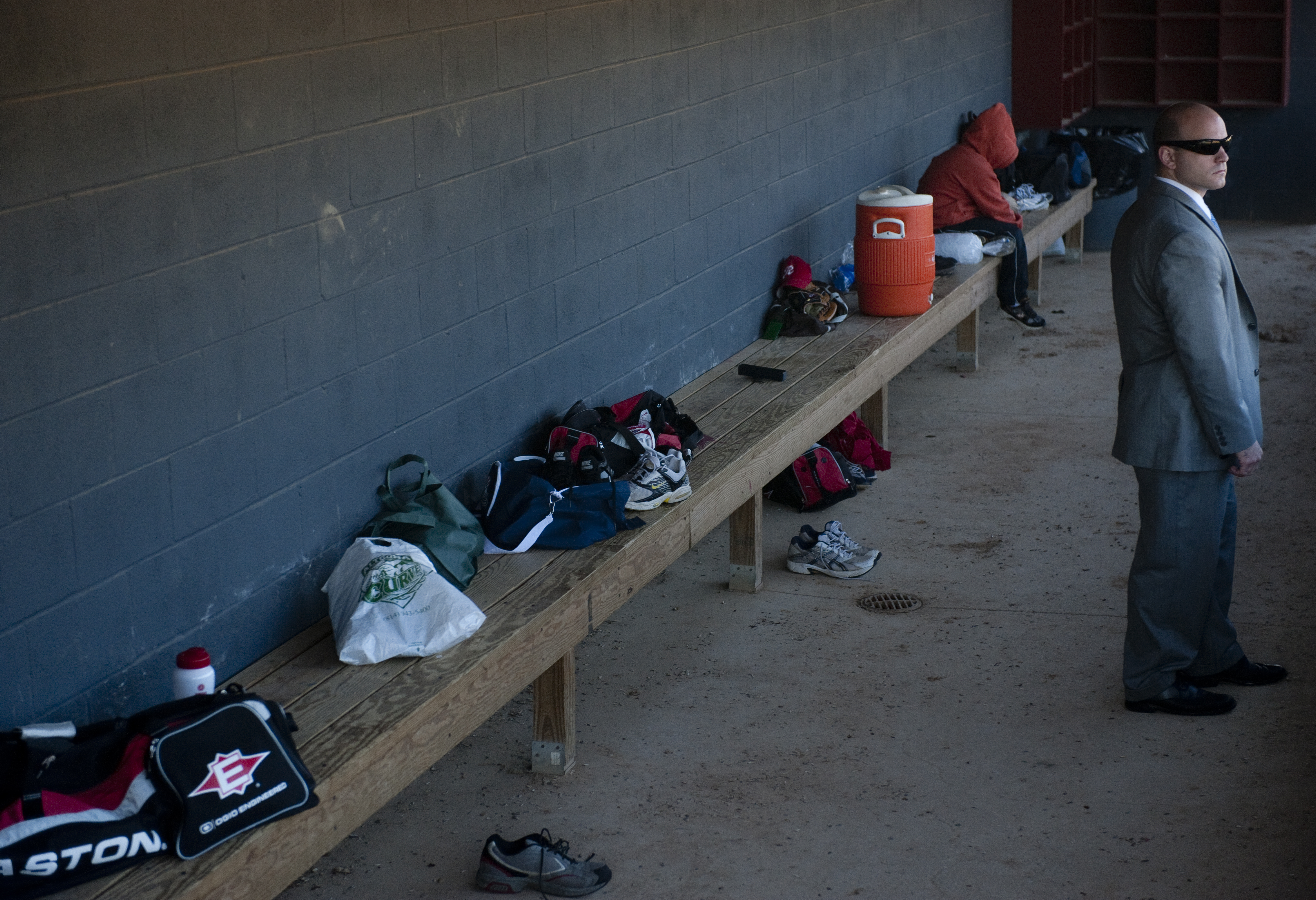   2017年6月15日，美國維吉尼亞州亞力山卓四里奔球場（Four Mile Run Park）。在槍擊事件之後，國會警力在休息室裡監護共和黨議員練球安全。（東方IC）