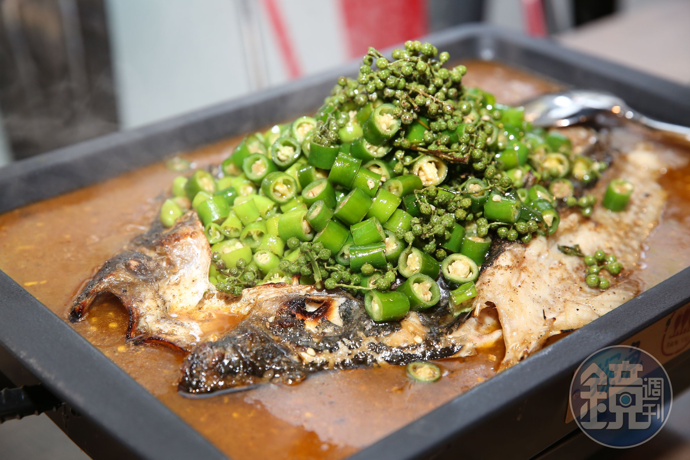 探魚是川菜系烤魚料理，其中「鮮青椒烤魚」是王耀輝的最愛。