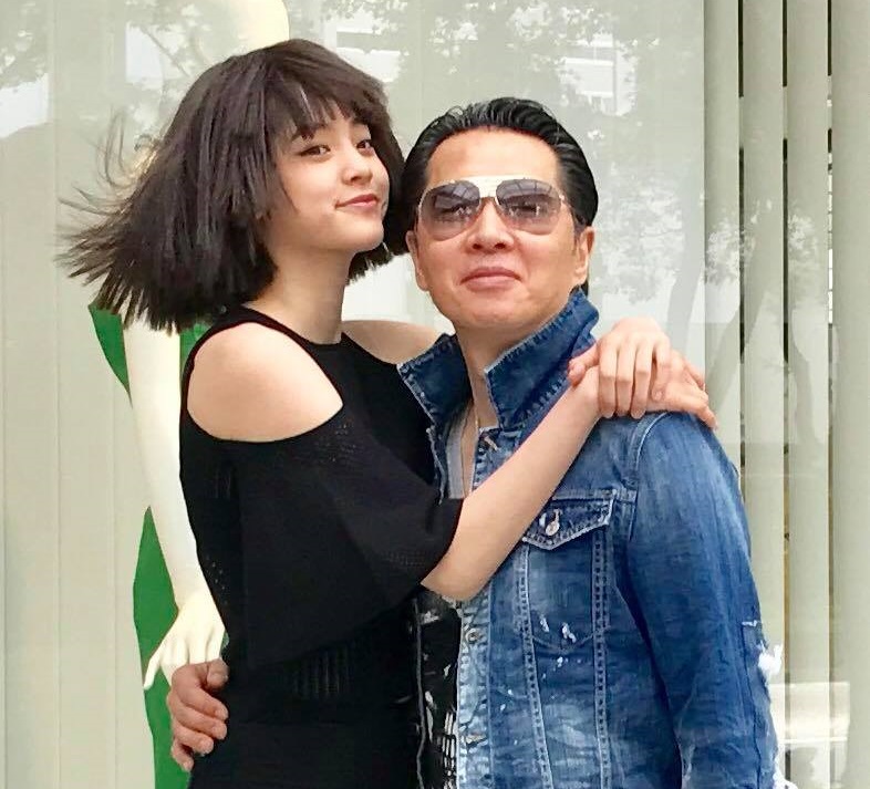 17歲的歐陽娜娜說，爸爸歐陽龍下達禁愛令，表示2年後才能談戀愛。