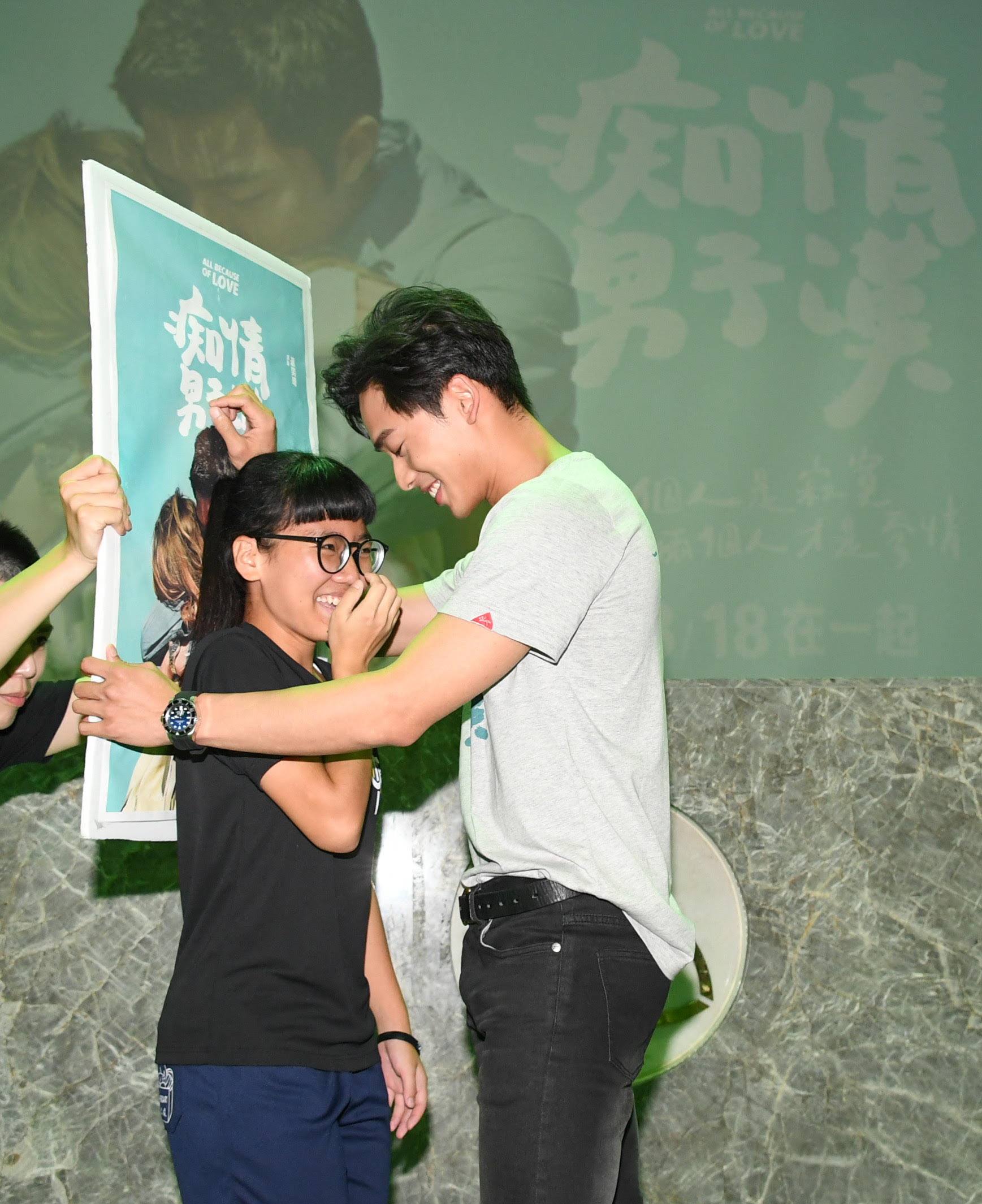 鄭暐達讓南女學生都嬌羞了。