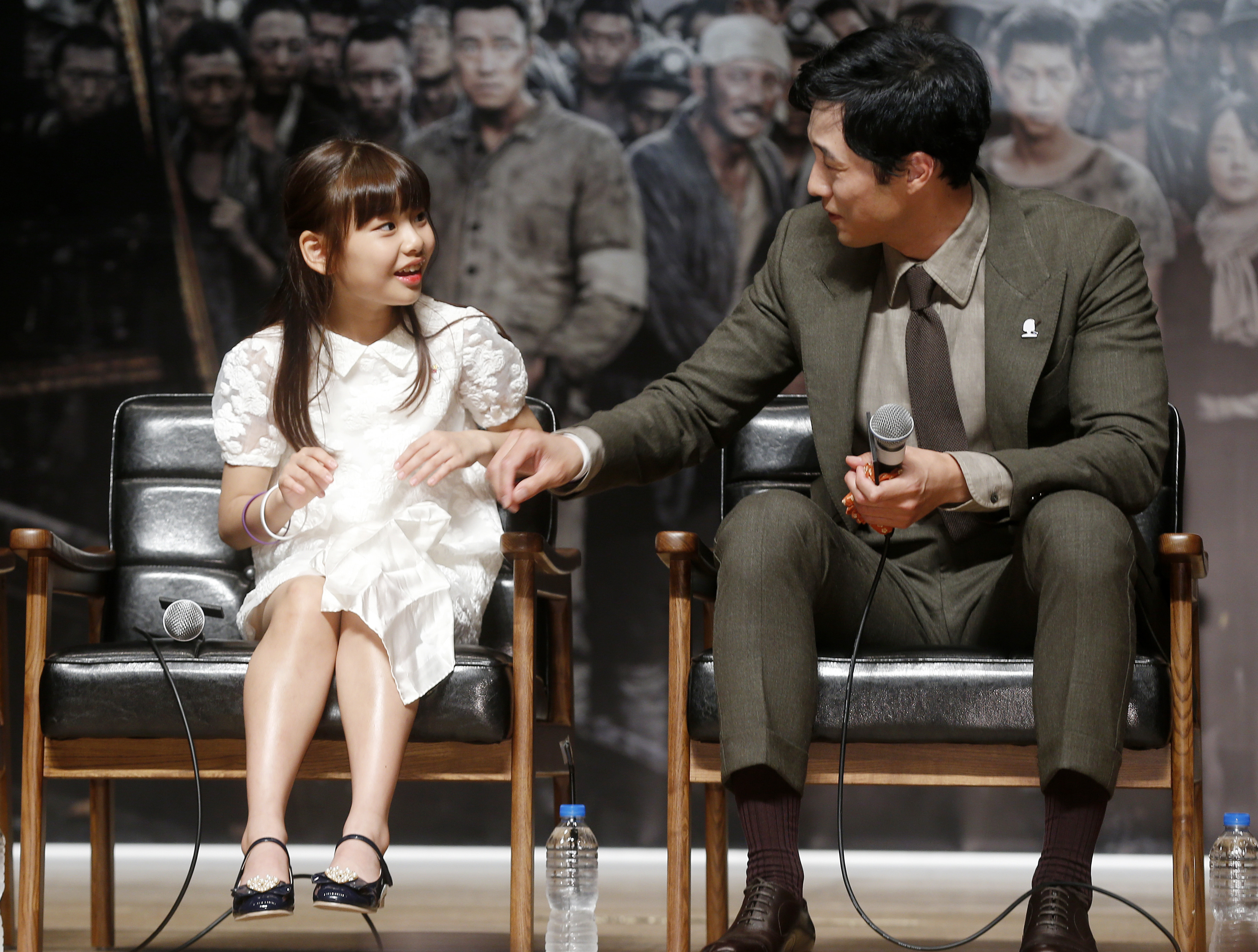 《軍艦島》電影發布會，蘇志燮對身旁的童星金秀安照顧有加，好有愛啊！（東方IC）