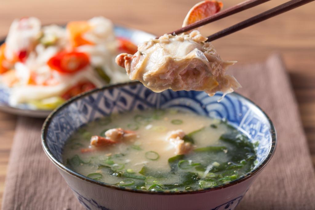 「螃蟹味噌紫菜湯」,裡頭放了小隻的「野生黃金蟹」,讓湯頭喝來蟹味十足。(45元/碗)