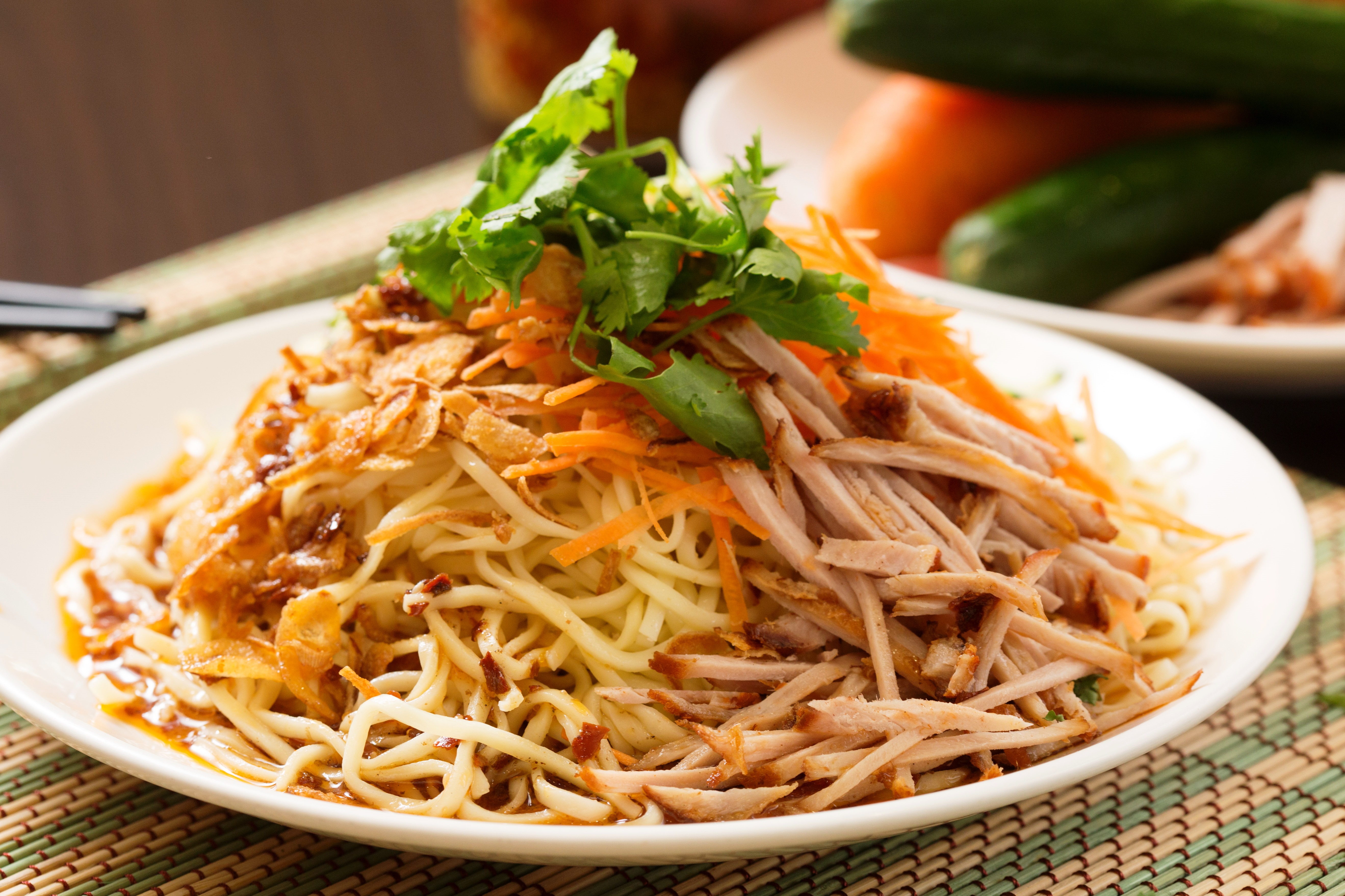 「雲南特製涼麵」的醬汁裡有自製辣油、花椒油、麻油、醬油、白醋等，味道豐富、開胃爽口。（80元／份）