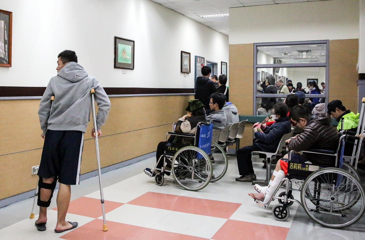 到醫院住院時要特別留意，如果以非健保身分就醫，實支醫療險的理賠金會打折給付。