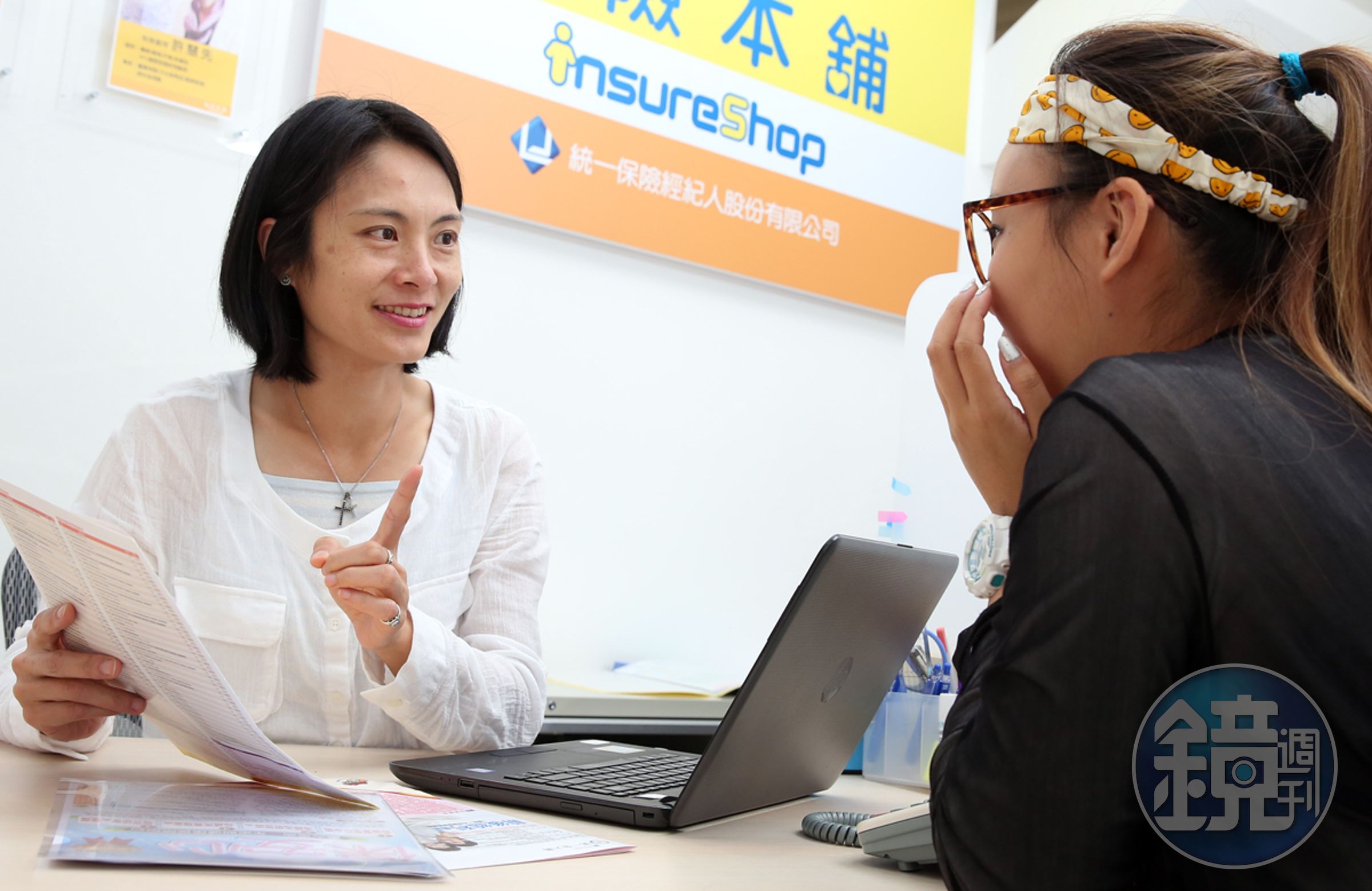 保單條款密密麻麻，不是每個人都看得懂，可以請業務員做詳細解說，搞懂了再買比較有保障。