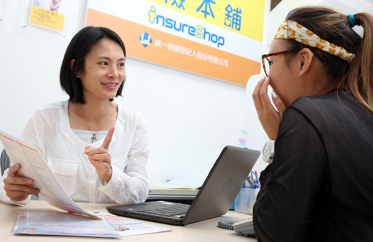 保單條款密密麻麻，不是每個人都看得懂，可以請業務員做詳細解說，搞懂了再買比較有保障。